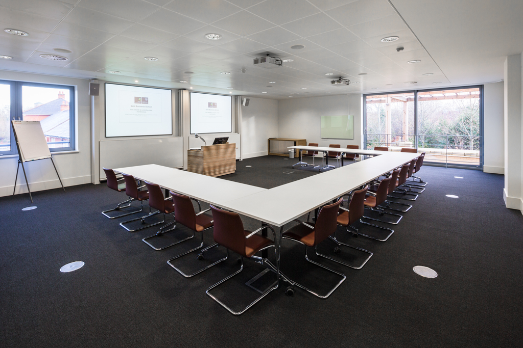 U-shaped meeting room with natural light at Saïd Business School, ideal for workshops.