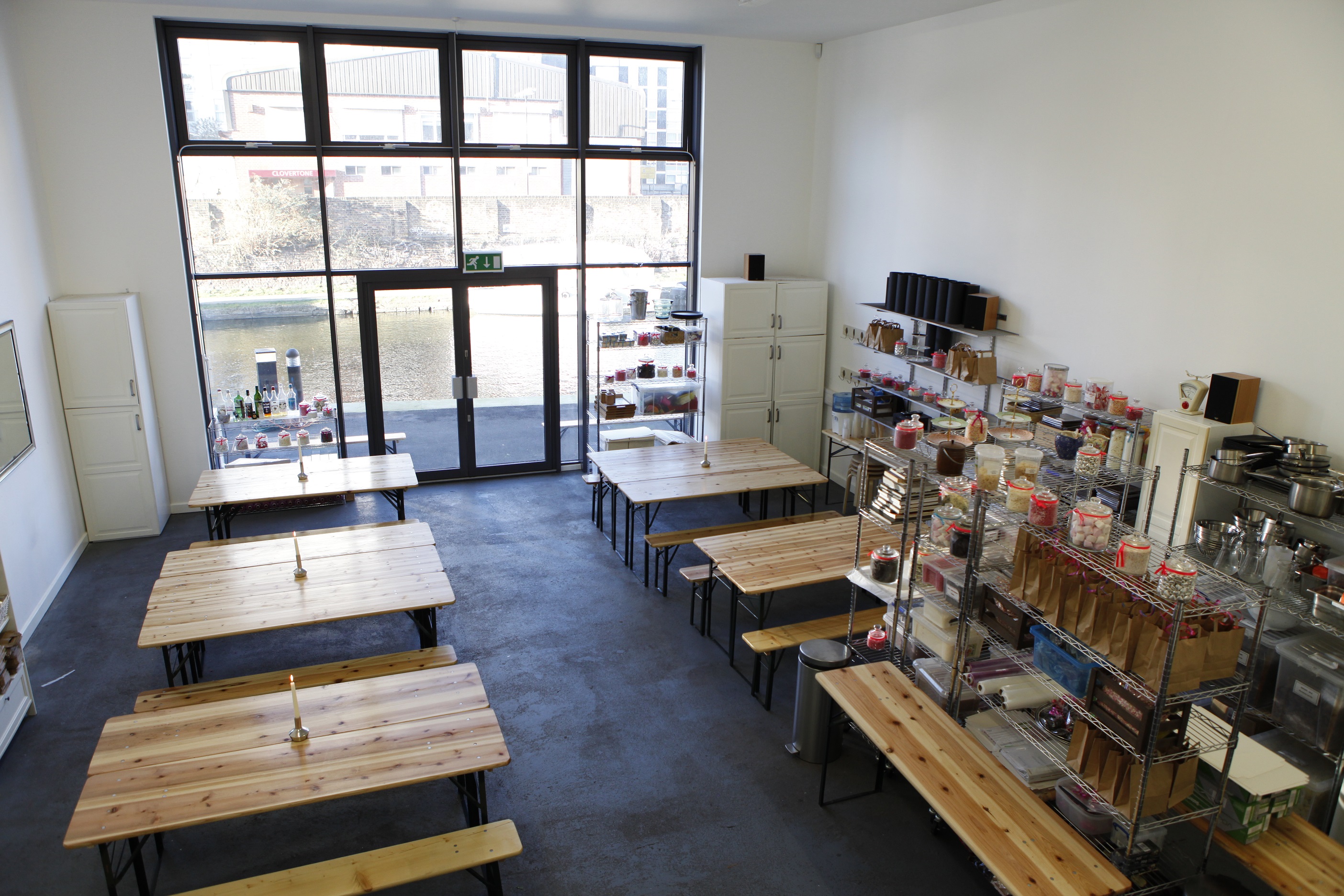 Versatile workshop space with wooden tables, ideal for events and seminars.