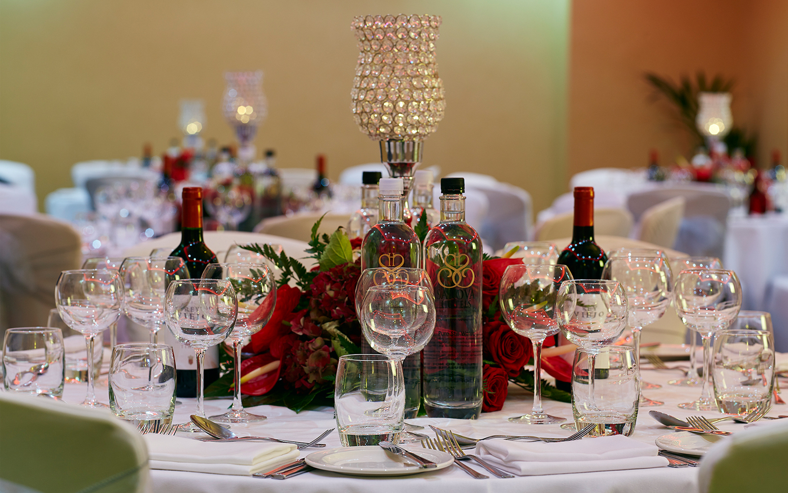 Elegant banquet table in Queens Suite, perfect for weddings and corporate events.