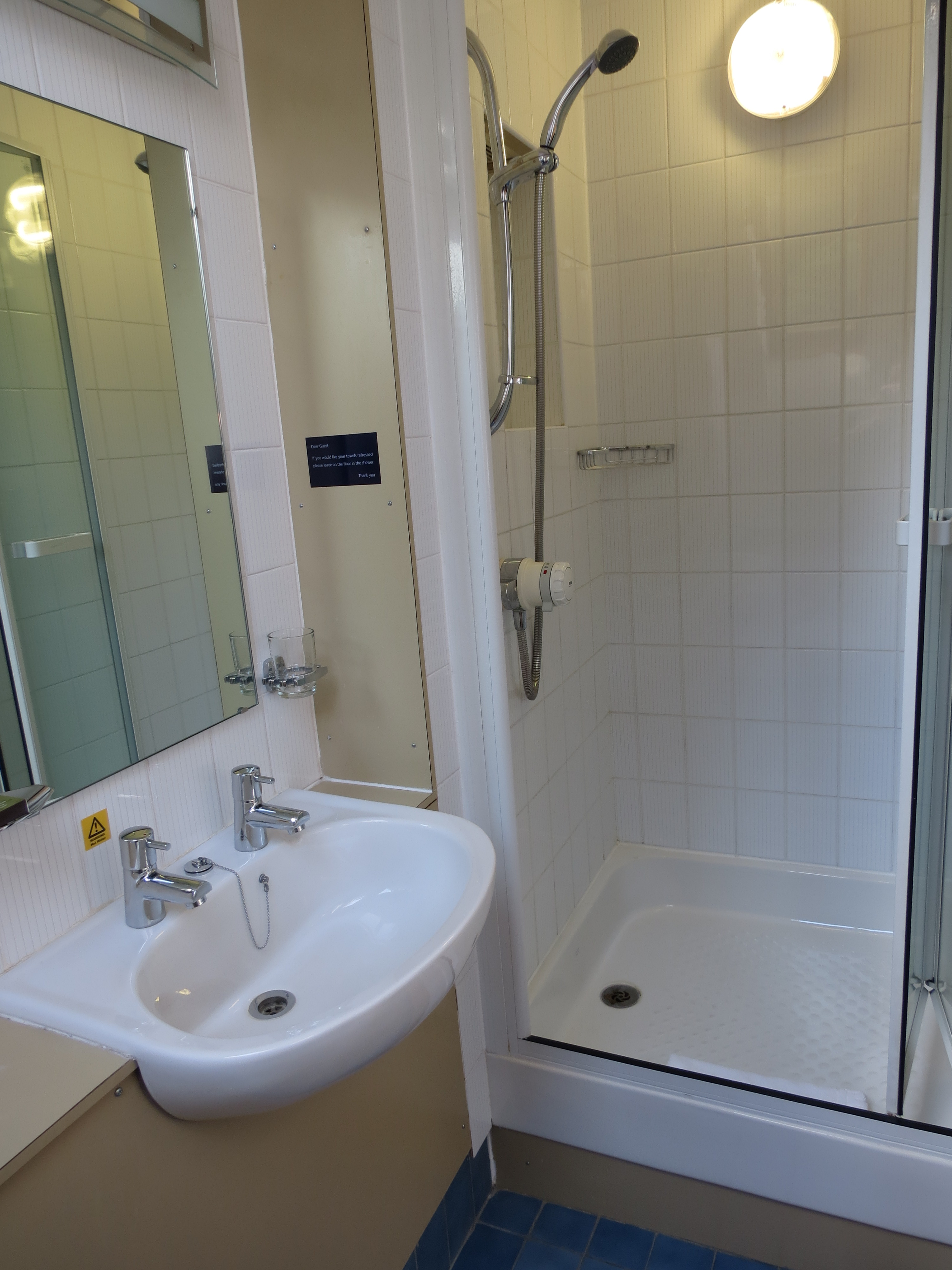 Egrove Park Venue bathroom with shower, ideal for meetings and events at Oxford.