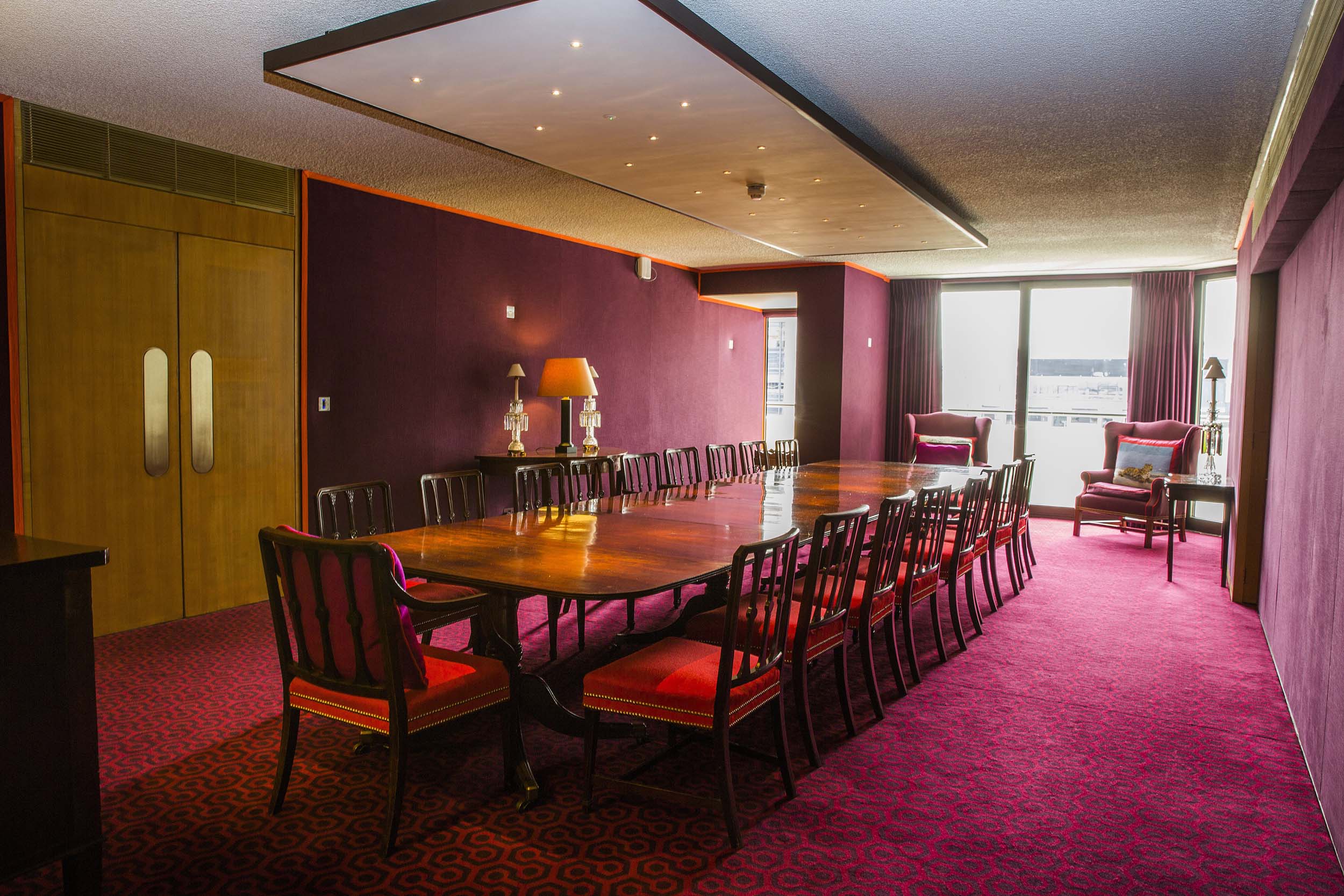 Elegant meeting room with wooden table, ideal for professional discussions and brainstorming.