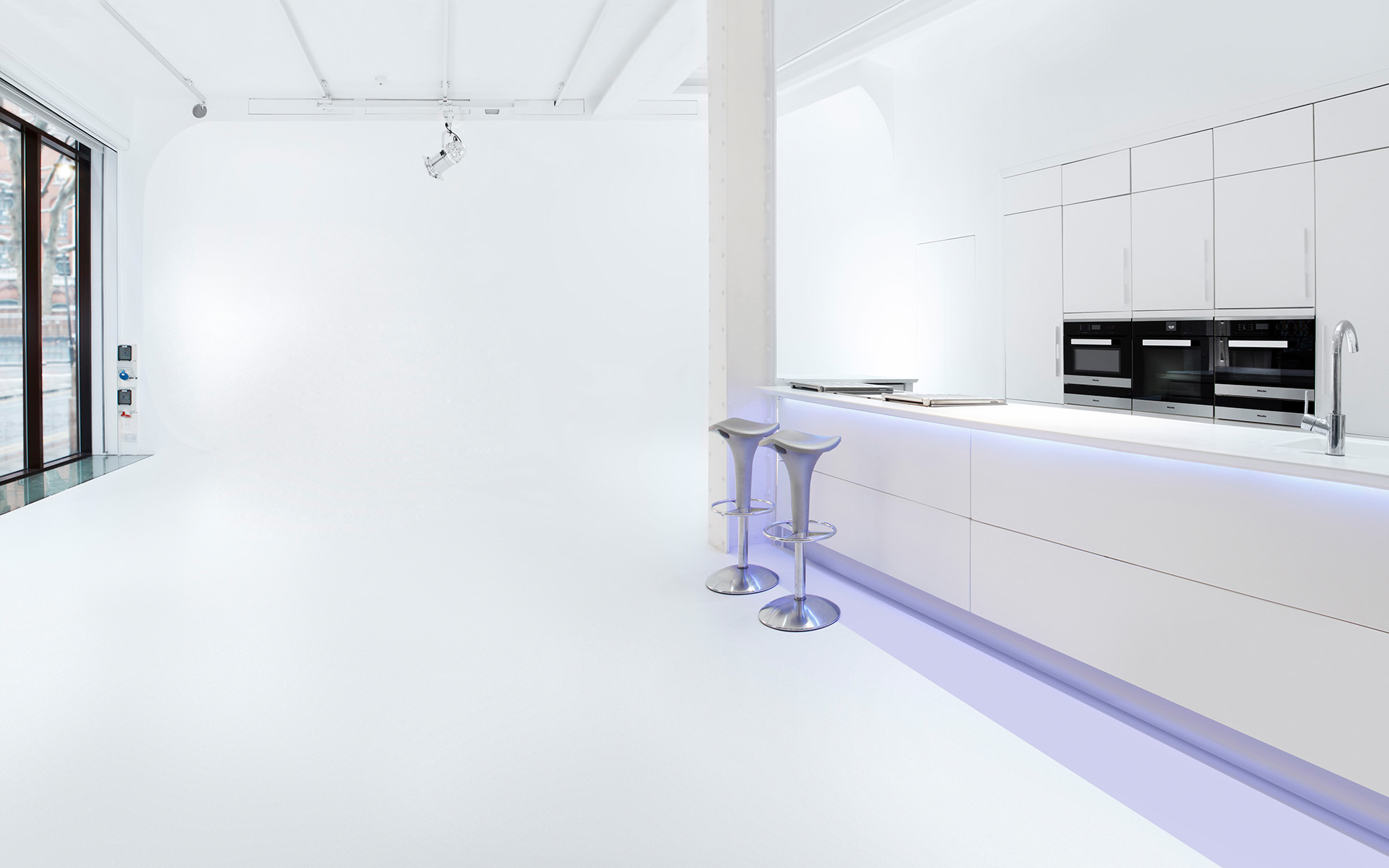 Exclusive - Blank Canvas - 1hgpin3xbuq.jpg