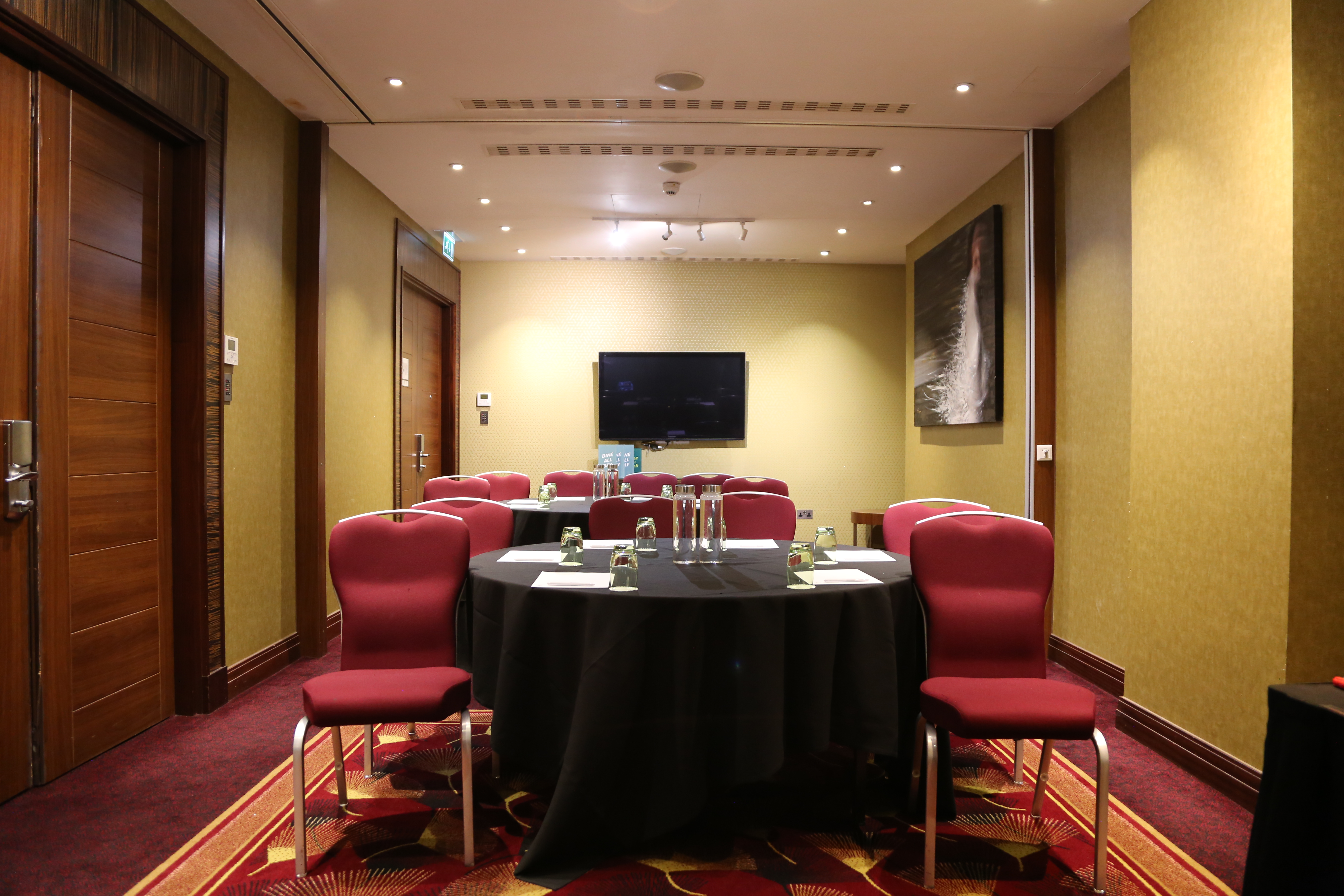 Professional meeting room in St James Suite, Holiday Inn Kensington, ideal for conferences.