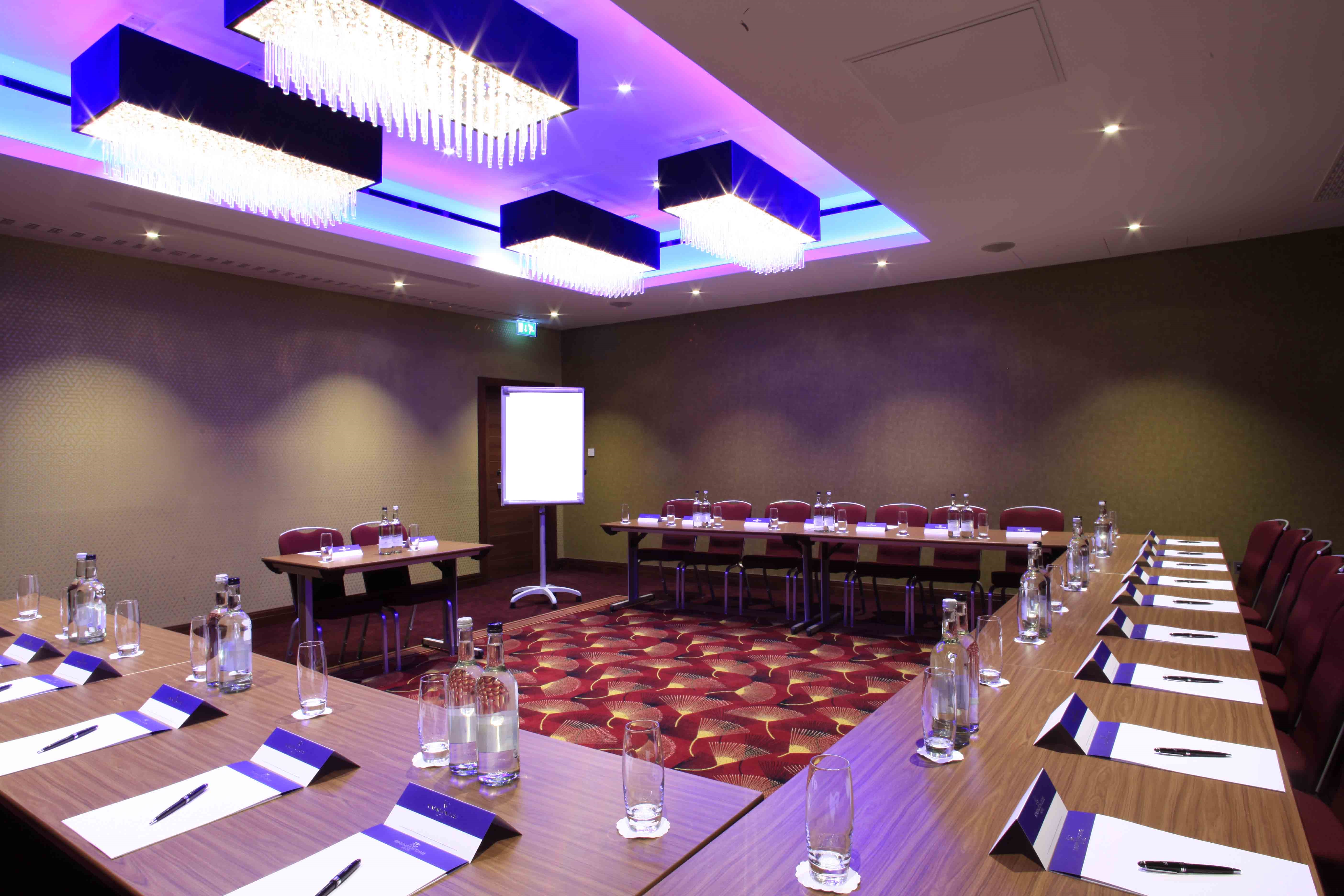 Windsor Suite at Holiday Inn Kensington: modern meeting room for productive events.