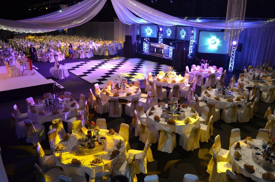 Elegant banquet hall in MAGNA, ideal for weddings and galas with round tables and soft lighting.