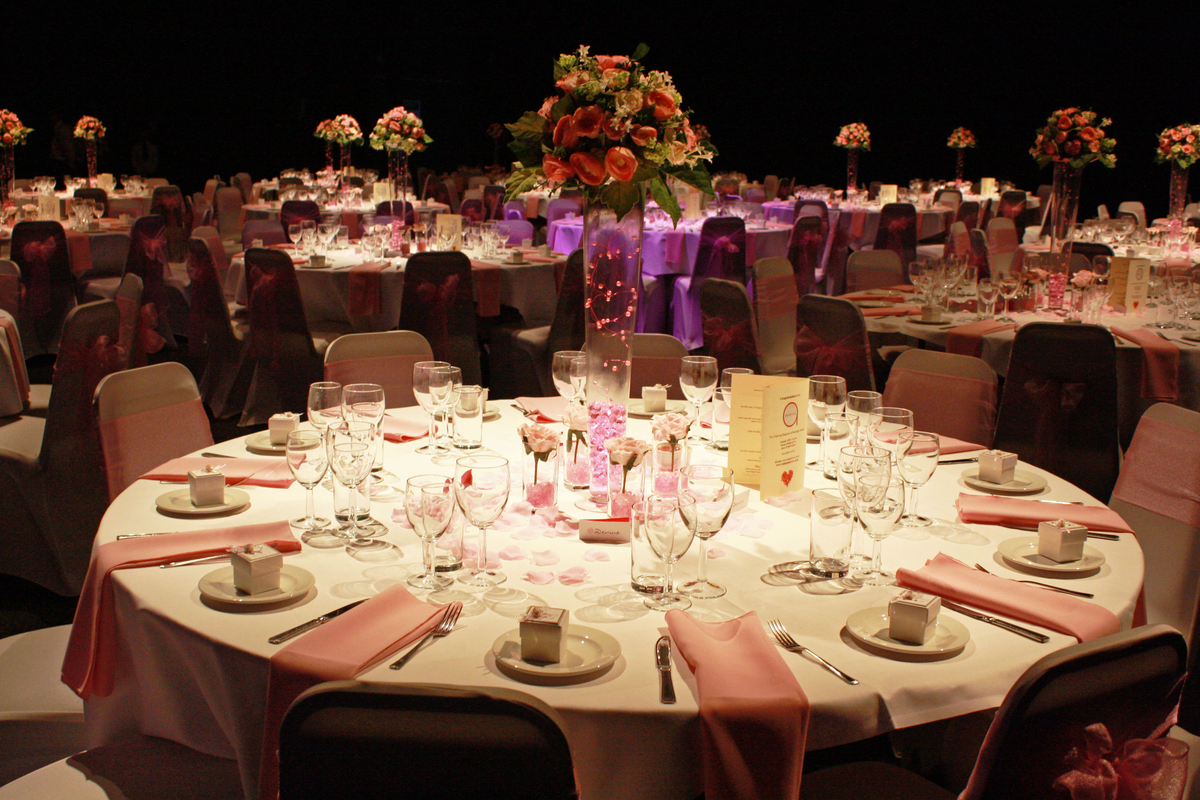 Elegant banquet hall with round tables, ideal for weddings and gala dinners.