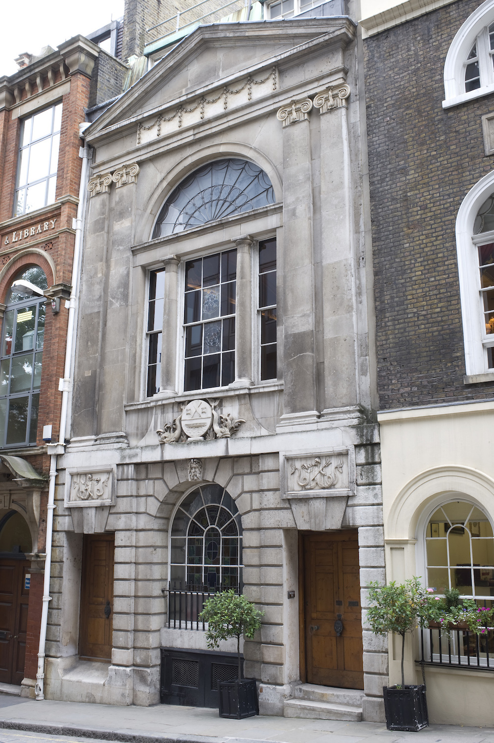 Silver Room - cvmyrljlr2g.jpg