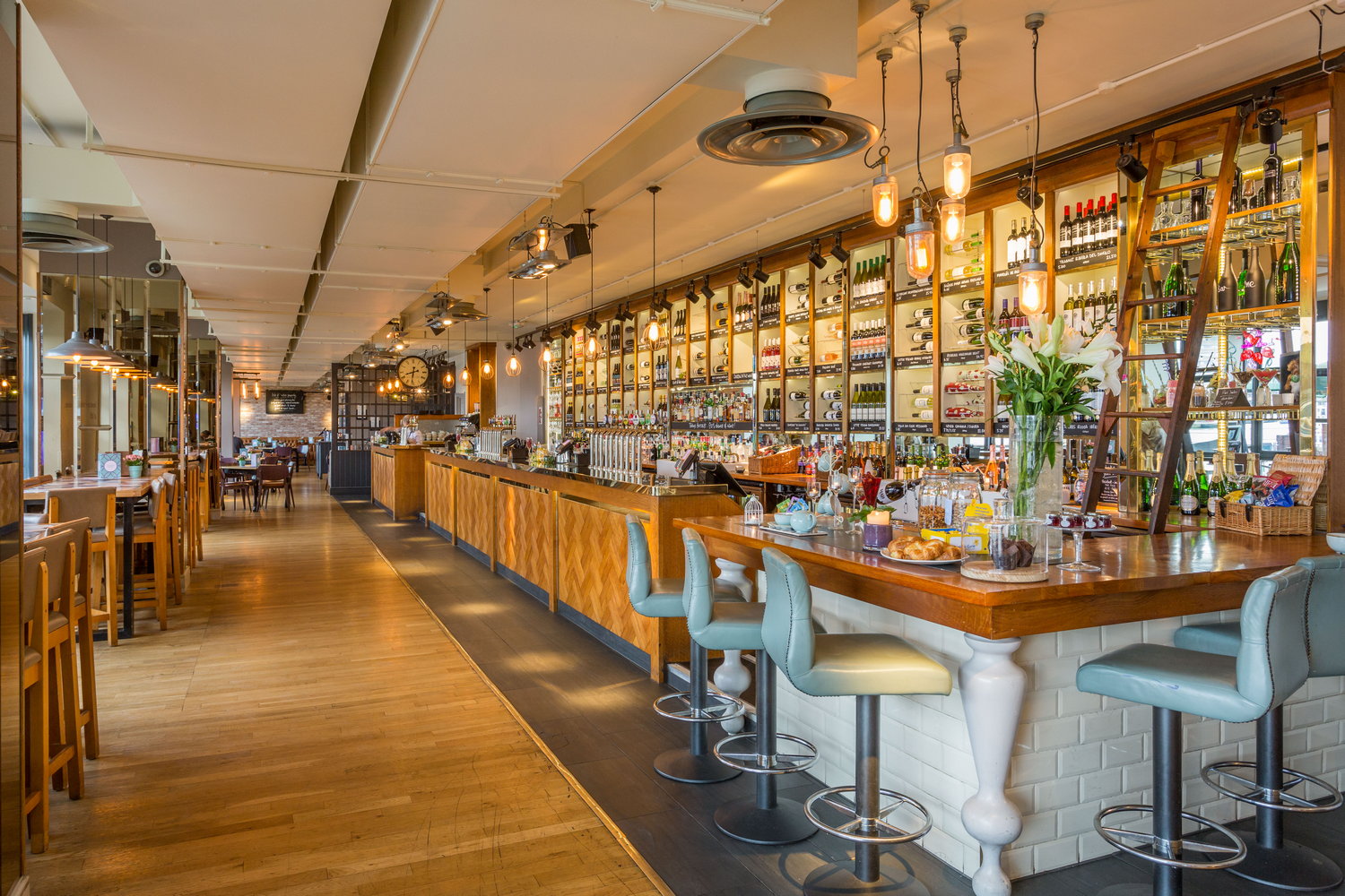 The Bar - aqrzbdrwcr1.jpg