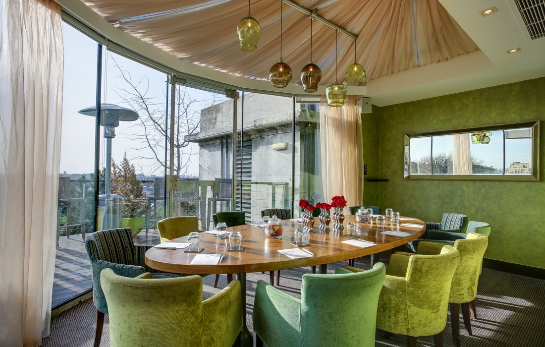 Private dining room with round table, ideal for corporate meetings and gatherings.