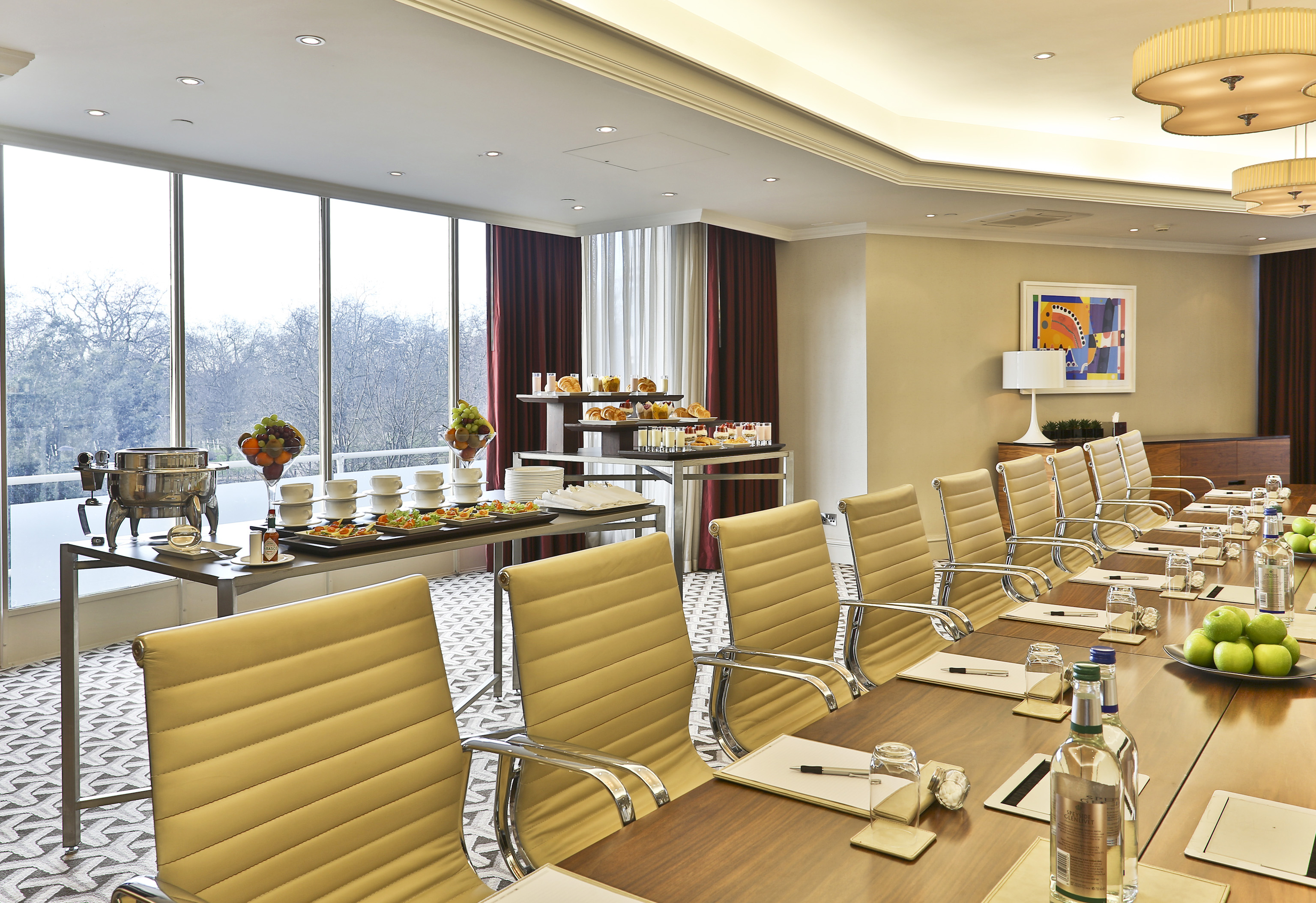 Serpentine Suite meeting room, modern design, ideal for corporate events and gatherings.