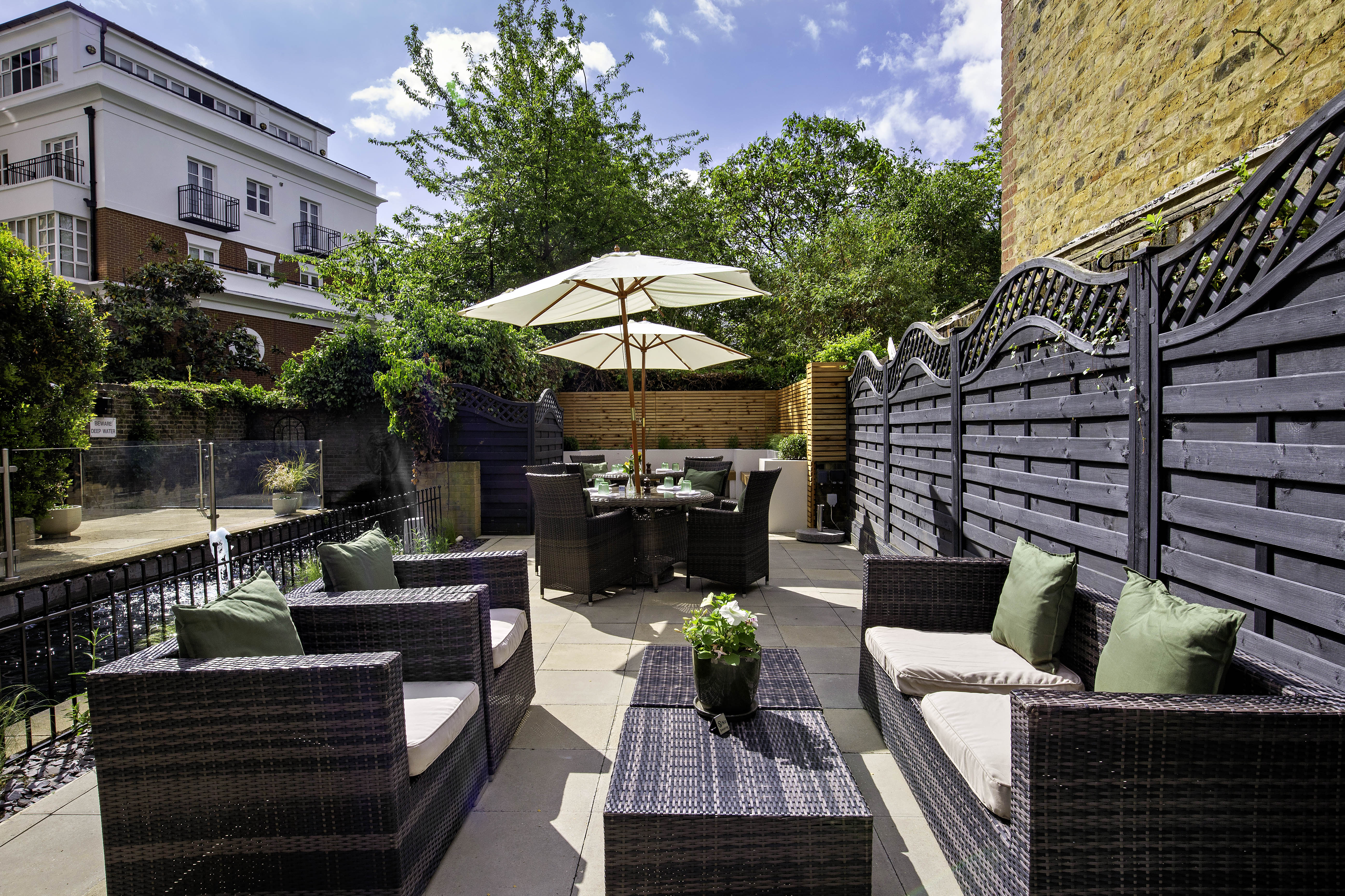 Stylish outdoor garden at Holiday Inn Kensington for events and meetings.