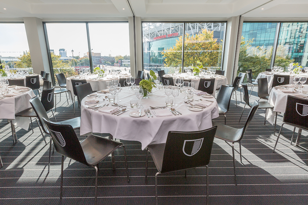 Elegant event space in Hotel Football with round tables, ideal for corporate meetings and banquets.