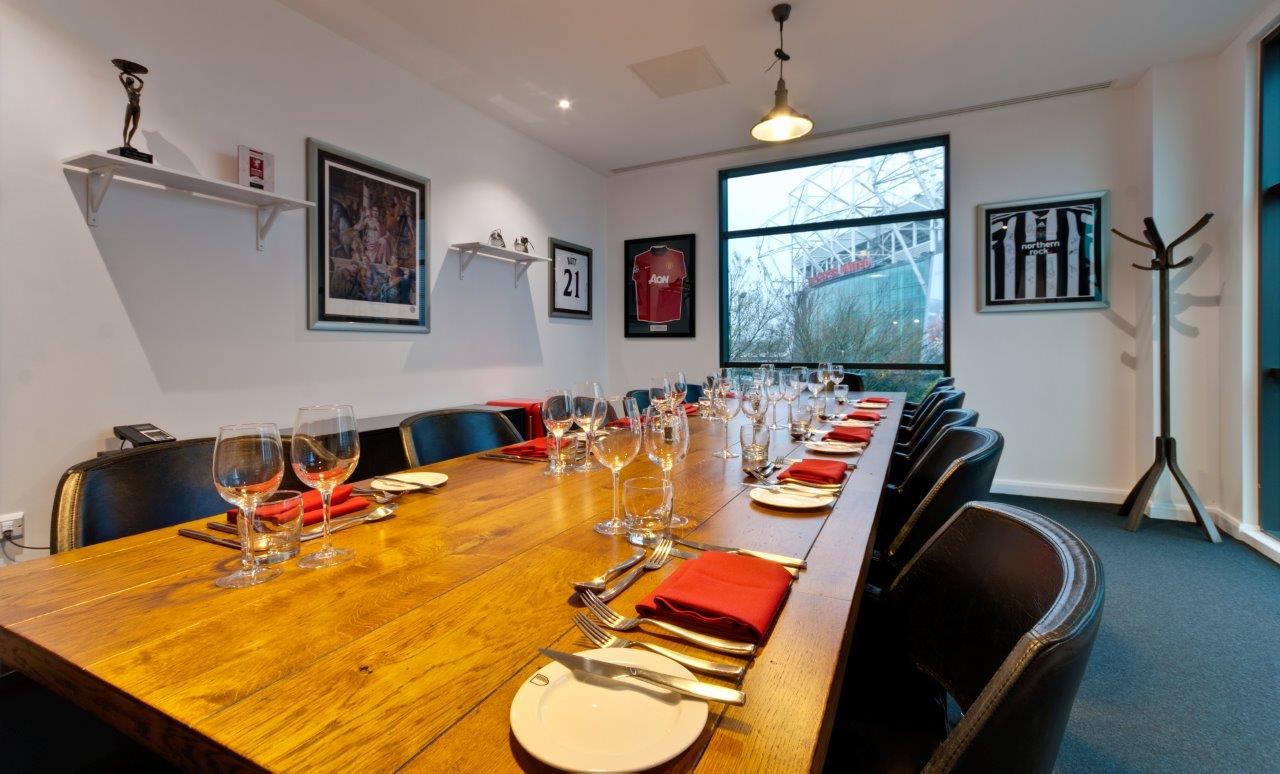 Elegant meeting room in Hotel Football, featuring a long wooden table for corporate events.