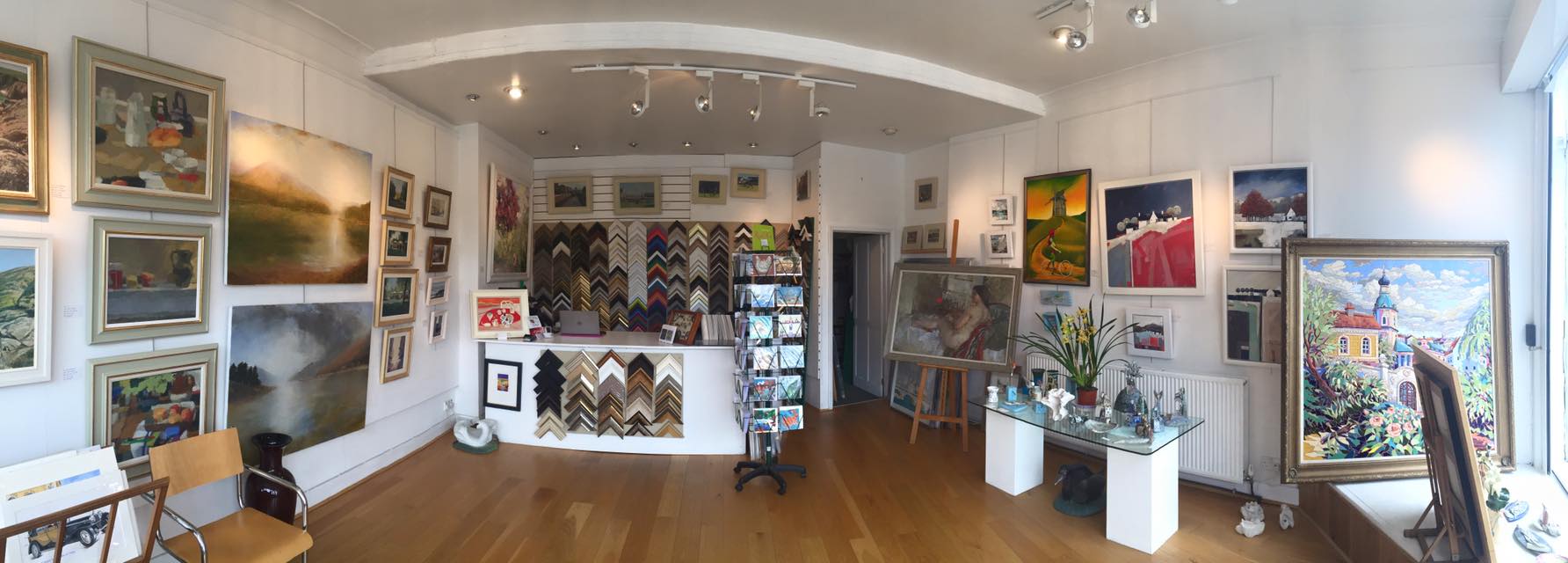 Bright Riverside Gallery with artworks, ideal for creative events and intimate meetings.