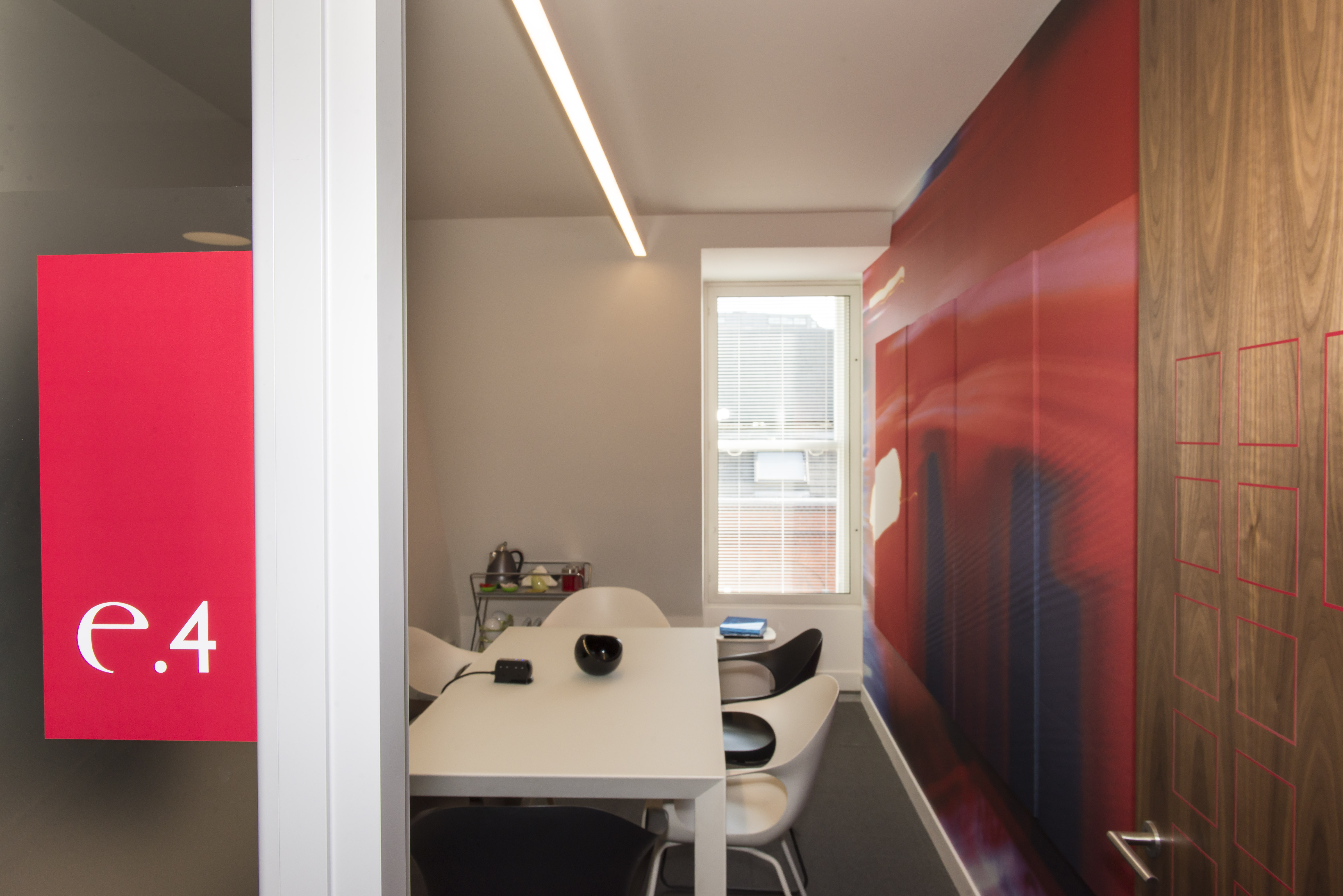Modern meeting room e2/e3/e4 in eOffice Soho, featuring sleek table and ergonomic chairs.