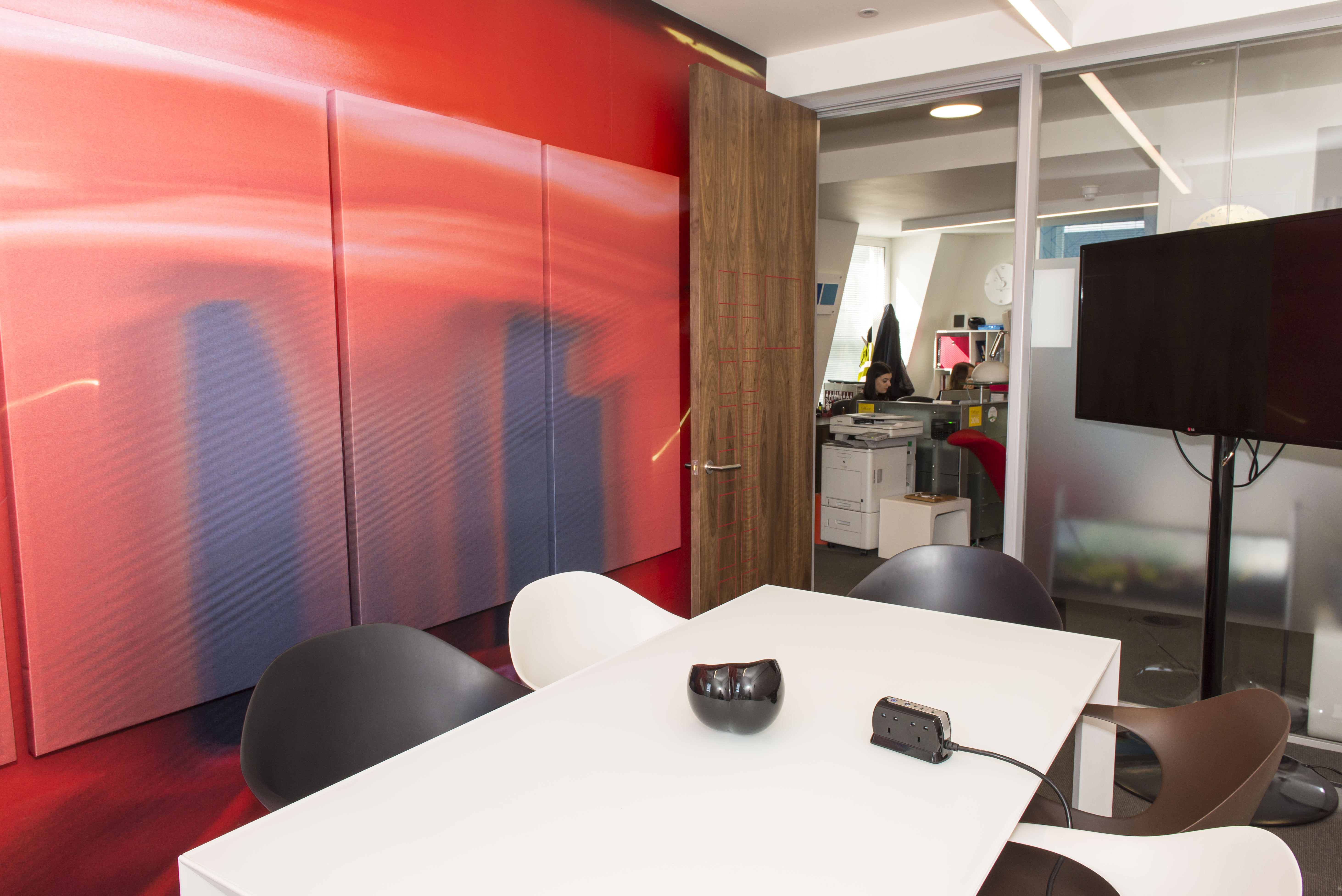 Modern meeting room e2/e3/e4 in Soho with sleek table, ideal for presentations and collaboration.