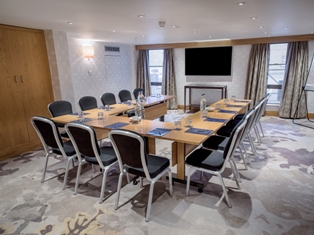 Park Suite meeting room at Hilton London Kensington, ideal for professional gatherings and workshops.