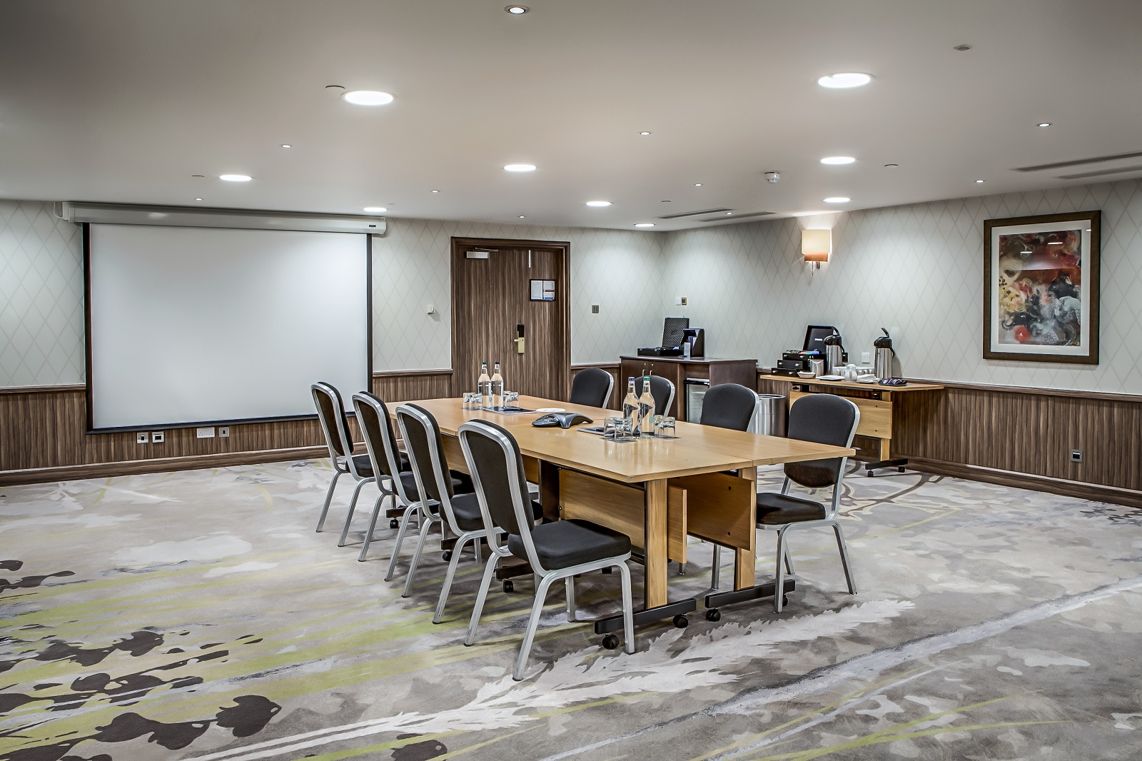 Chelsea Room at Hilton London Kensington, ideal for corporate meetings and workshops.