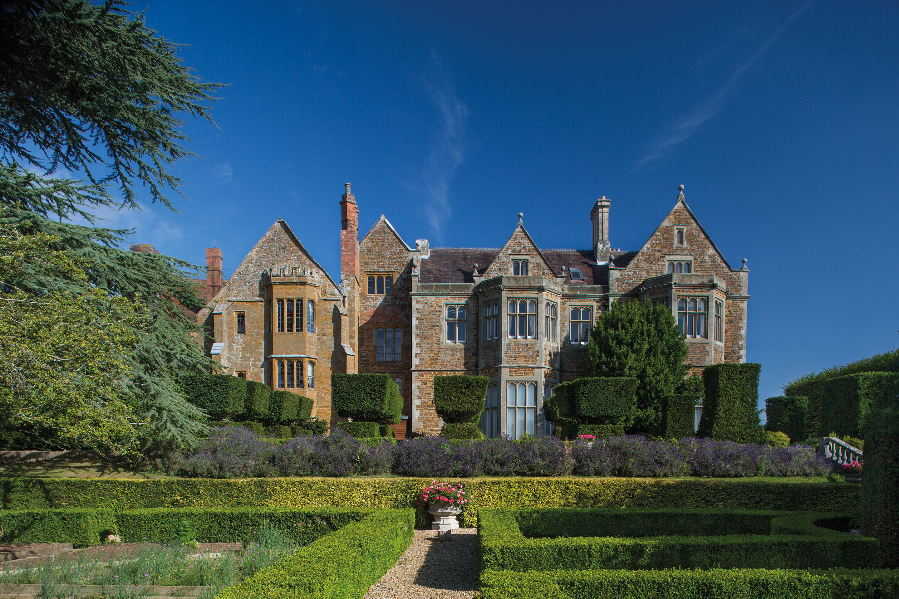 Fawsley Hall Hotel & Spa: elegant mansion for upscale weddings and corporate retreats.