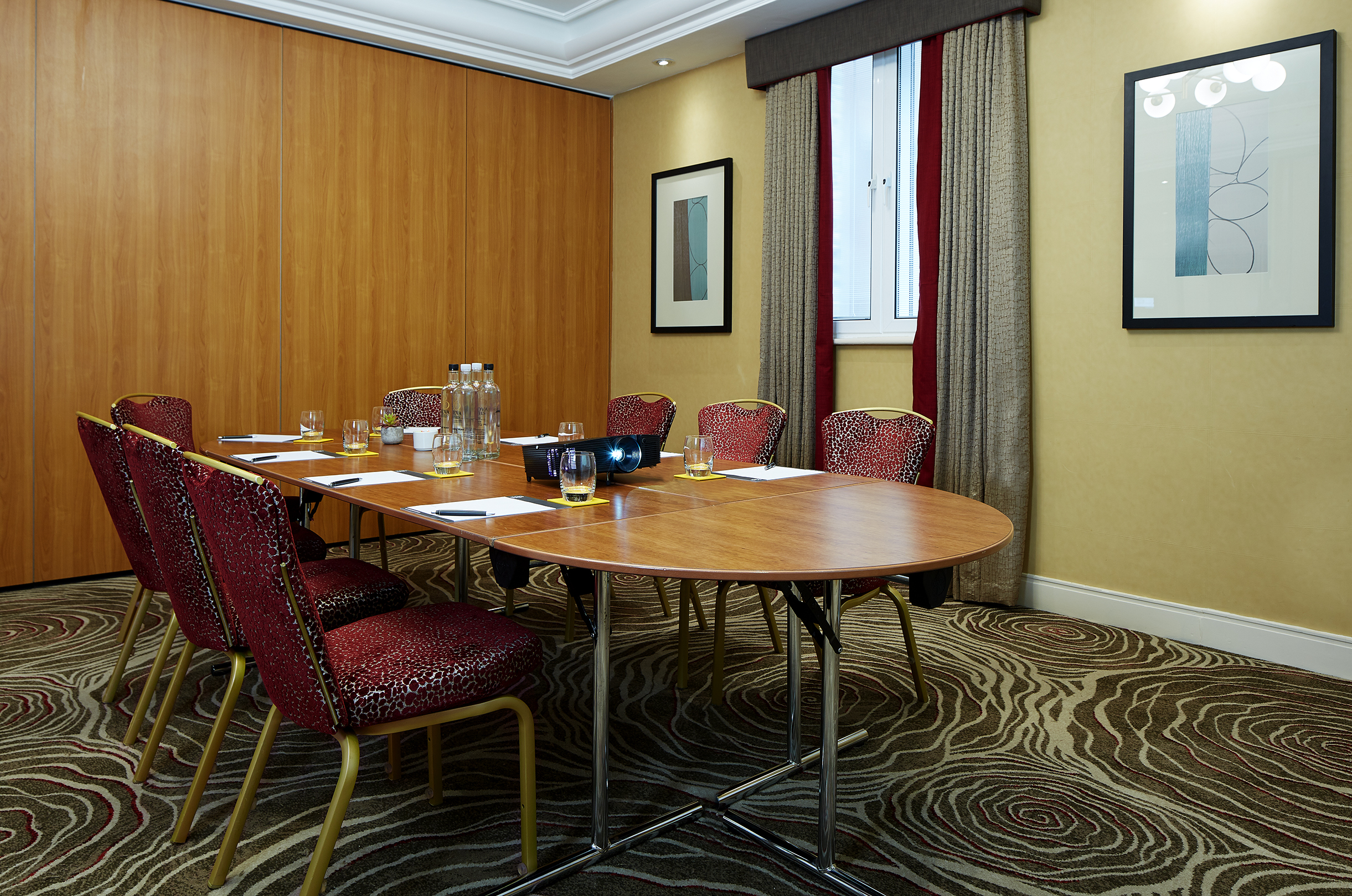 Victoria Suite meeting room with round table, perfect for small conferences and brainstorming.