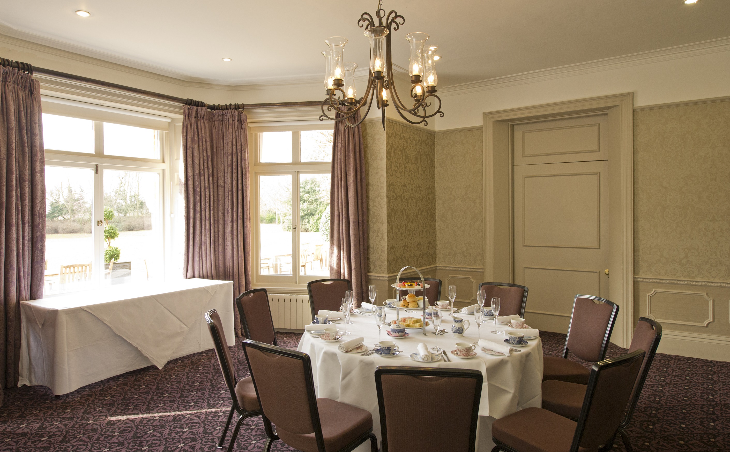 Elegant meeting room with round table, ideal for corporate events and networking lunches.