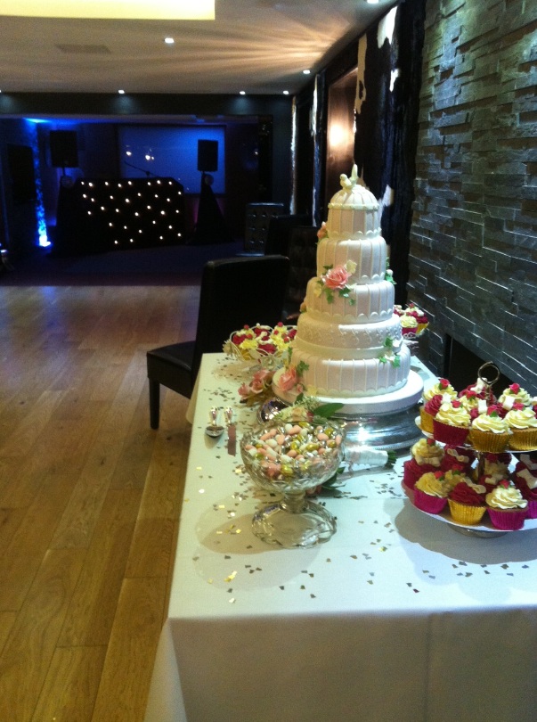 O4 Room  - m3mx5ykhaaa.jpg