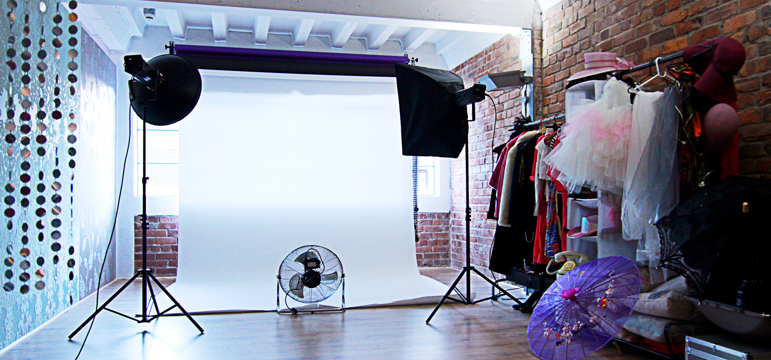 Versatile event studio with white backdrop, ideal for meetings and photoshoots.