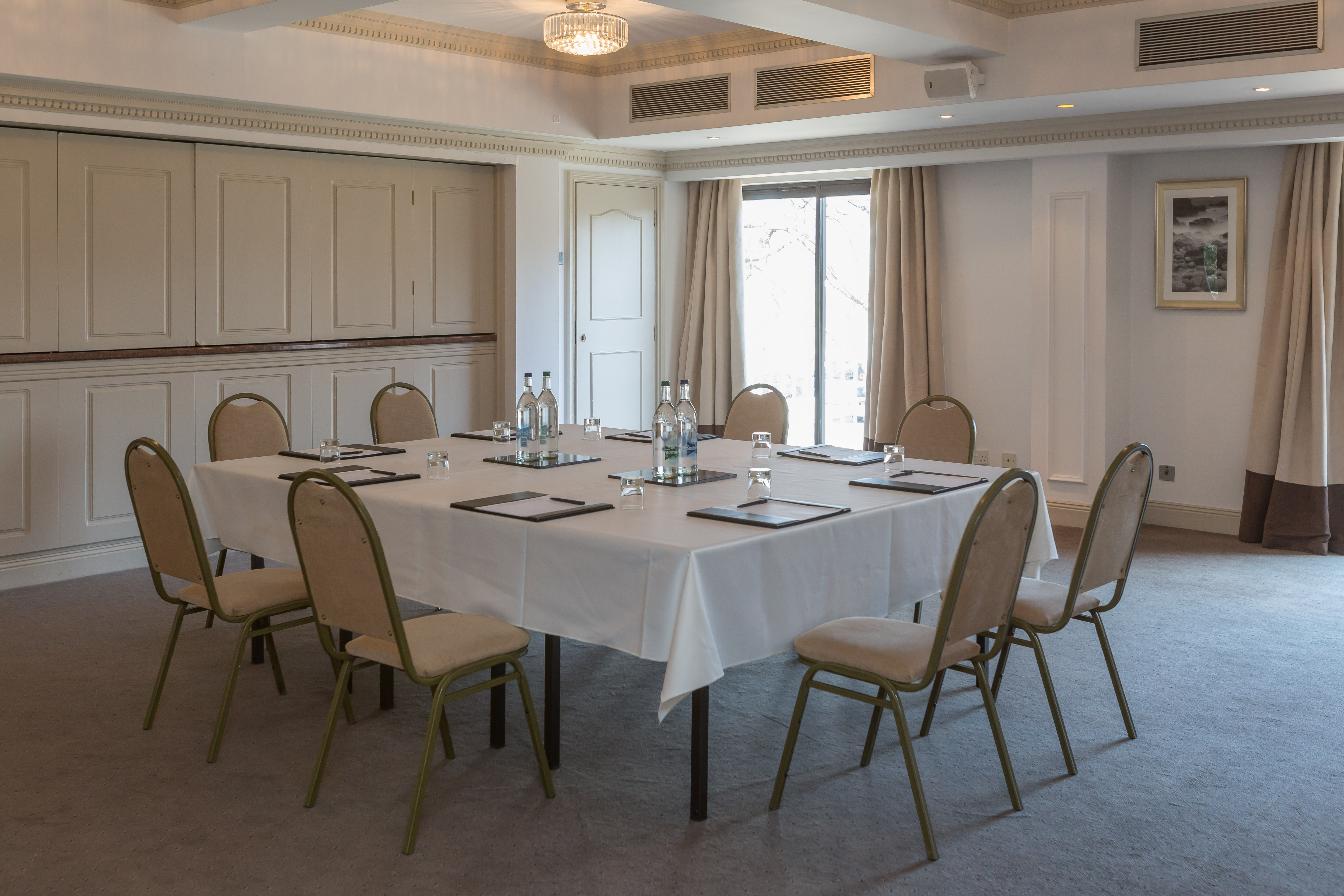 Victor Hugo Suite meeting room with natural light, ideal for corporate events and workshops.