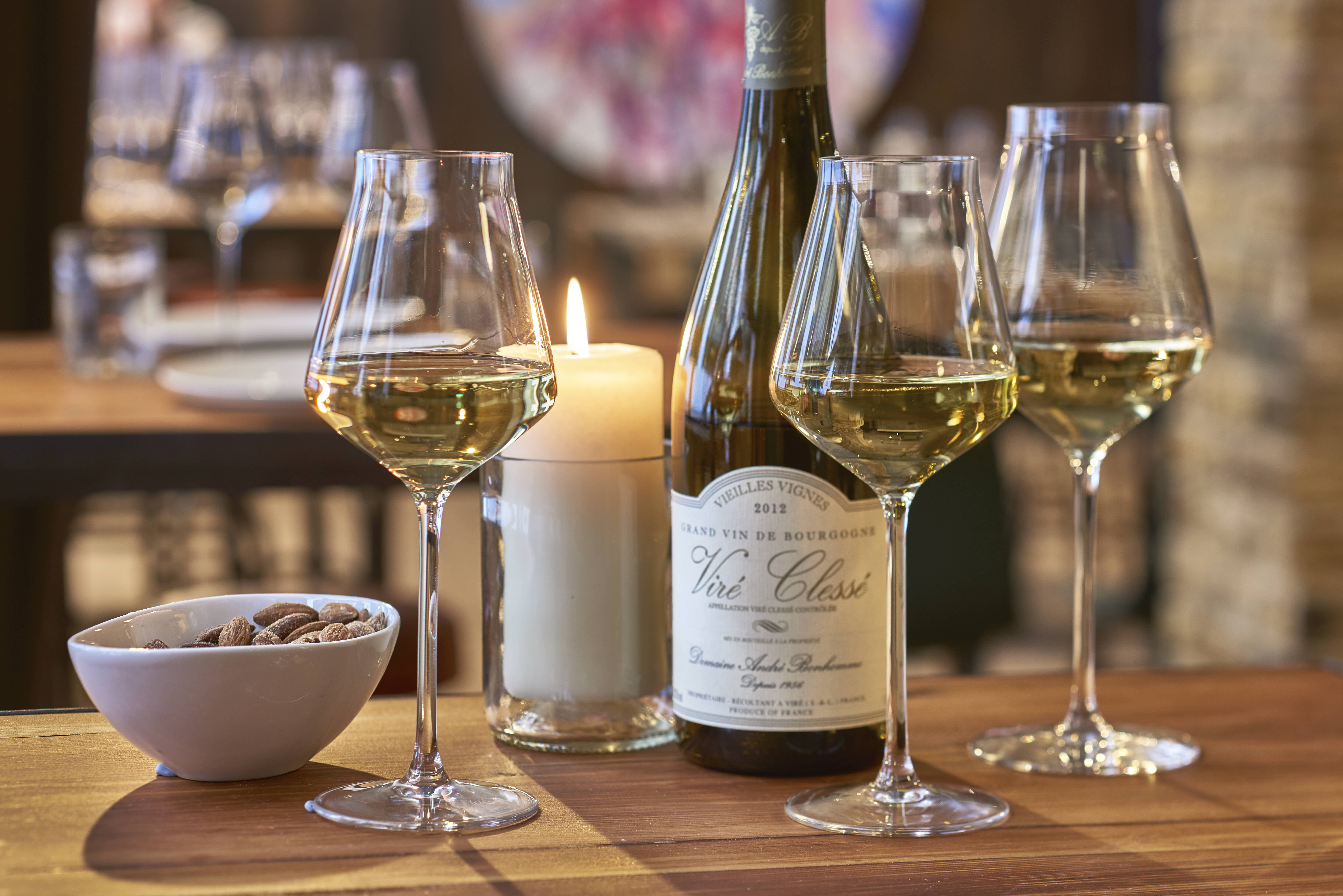 Elegant private dining room with white wine, ideal for networking events and intimate dinners.