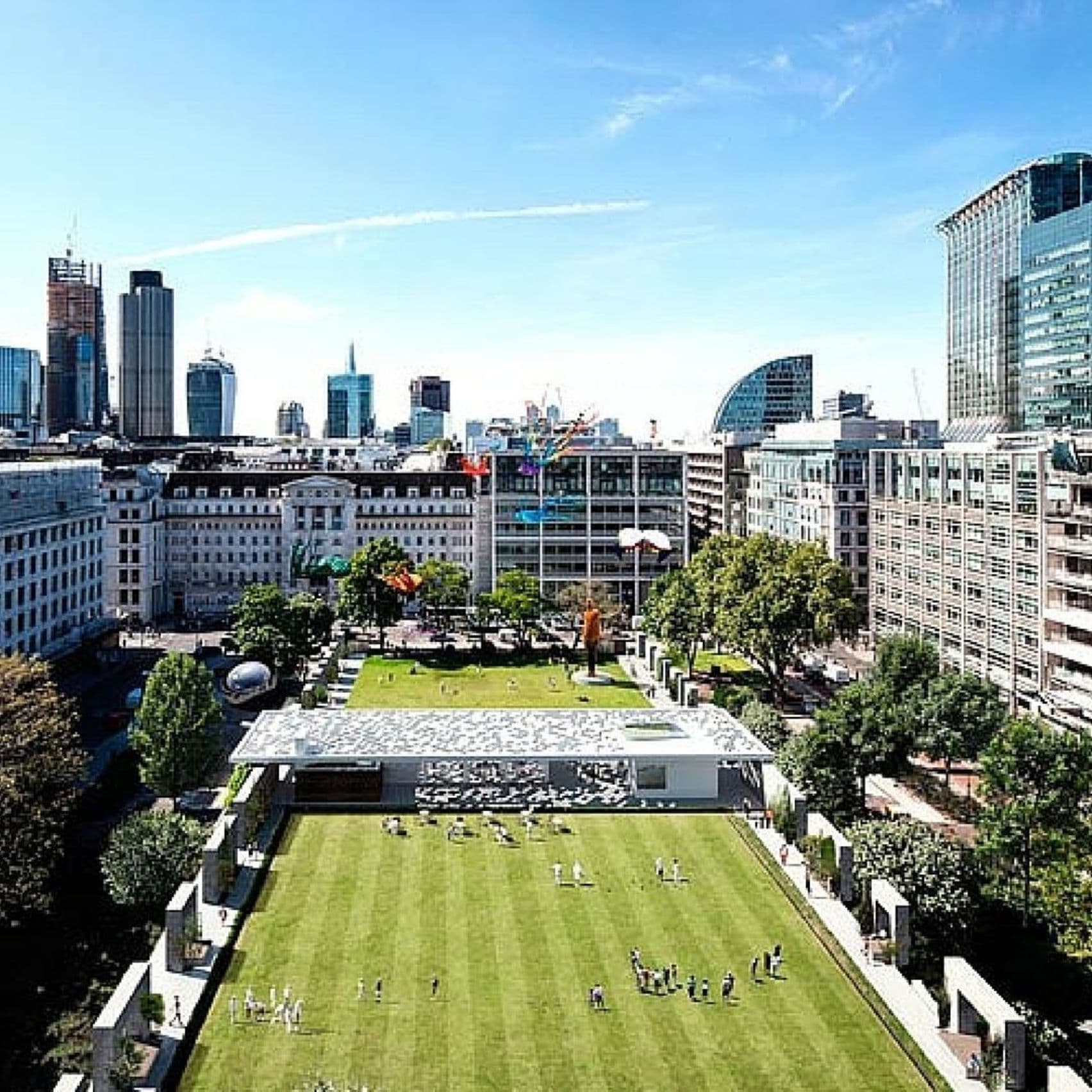 Fair Oaks Meeting Room: vibrant outdoor venue with green lawn for networking events.