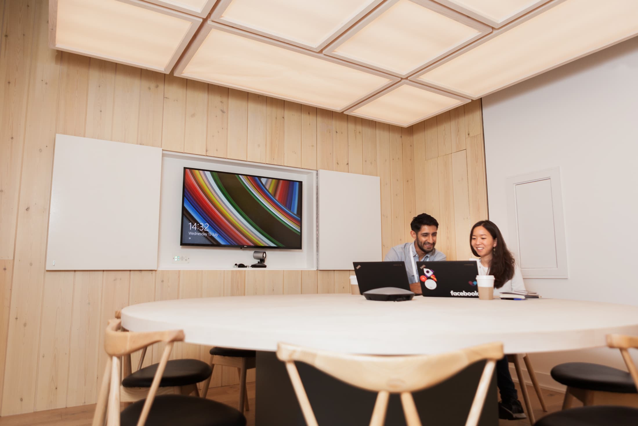 Modern Fair Oaks Meeting Room with round table for collaborative events in Shoreditch.