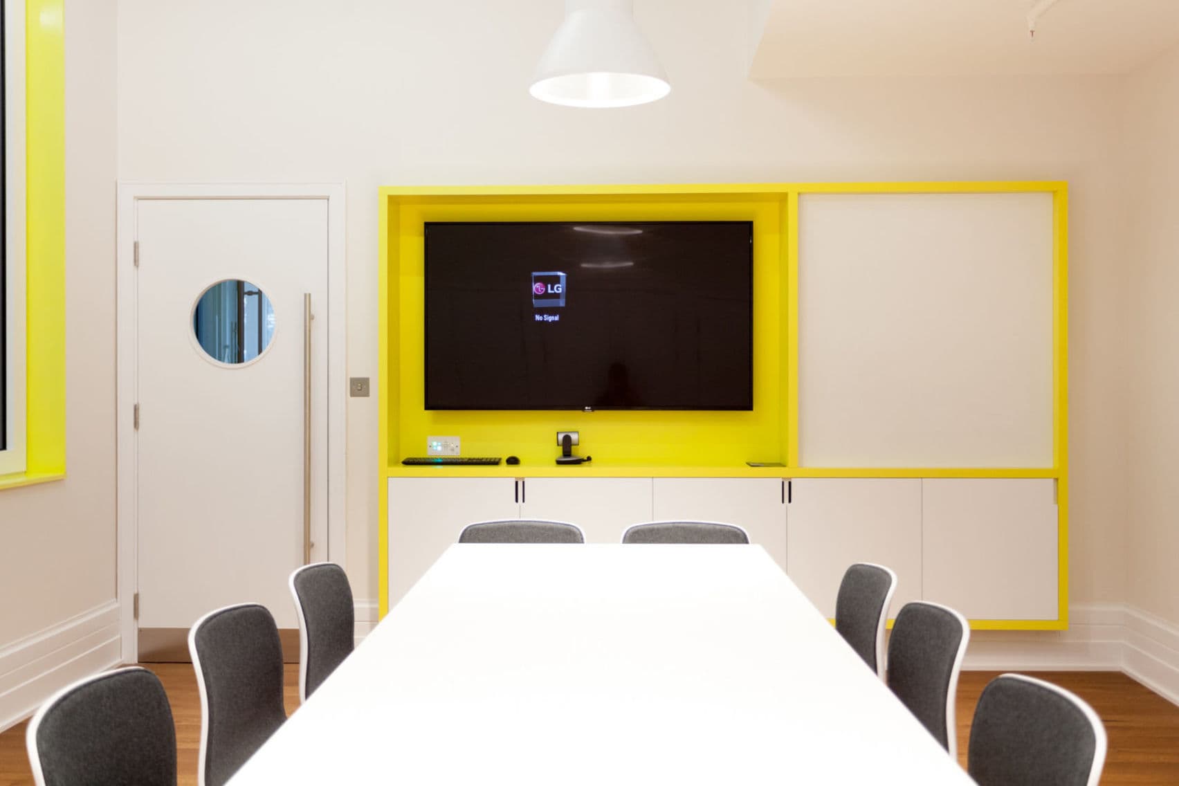 Modern Menlo Meeting Room with white table, ergonomic chairs for productive events.
