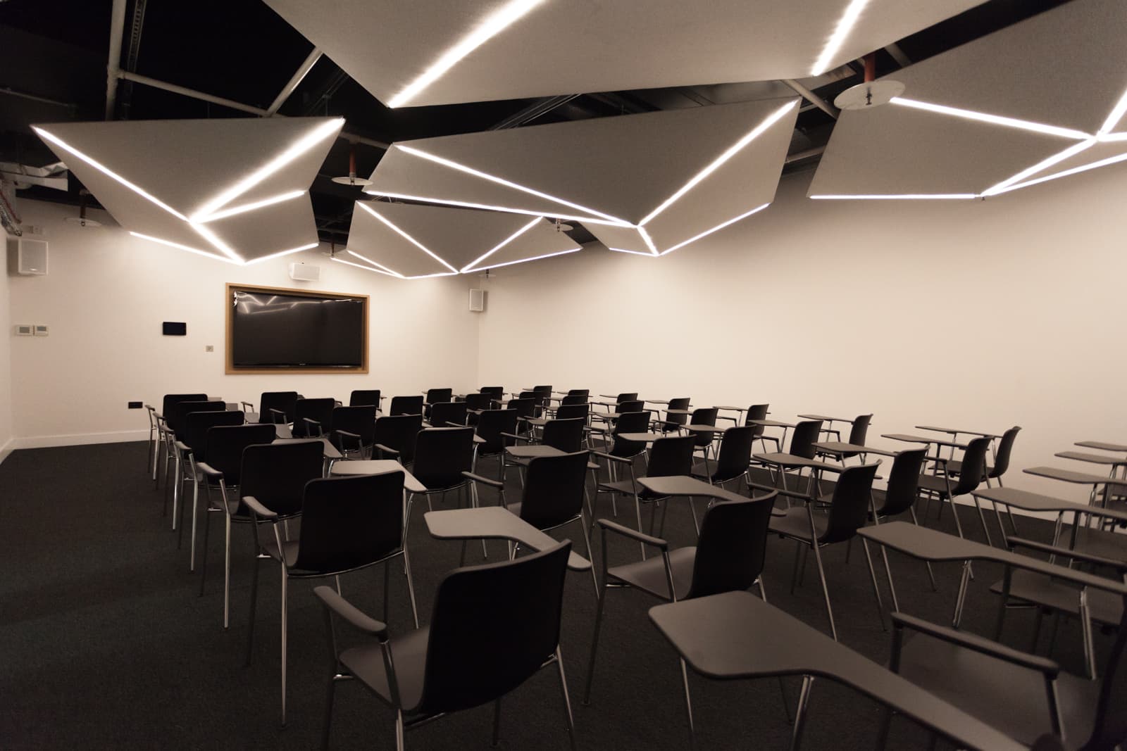 Modern meeting space with flexible layout, ideal for workshops and seminars.