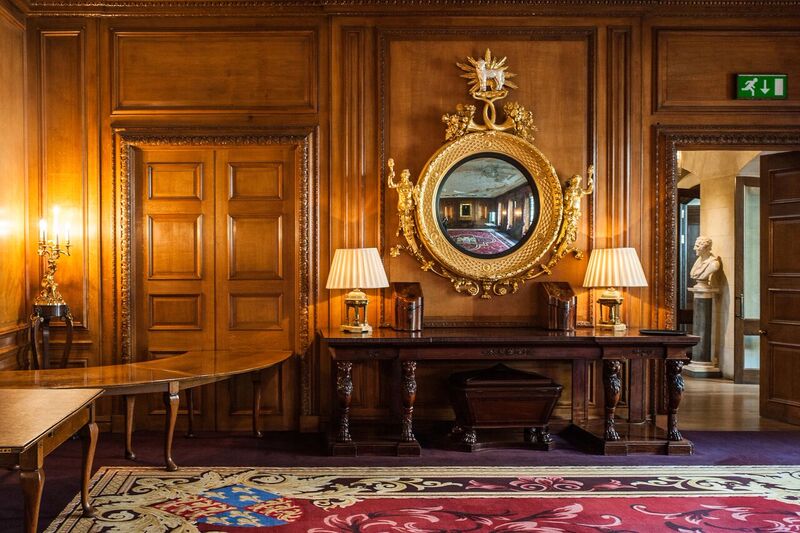 Elegant meeting space with wooden paneling, ideal for corporate events and gatherings.