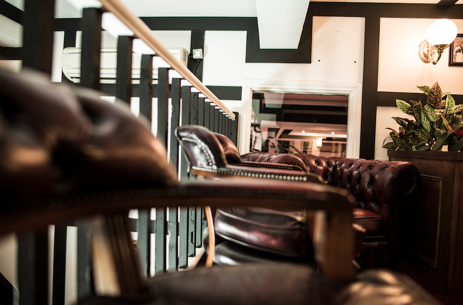Stylish leather seating area in Hunt's Lounge, ideal for networking and meetings.