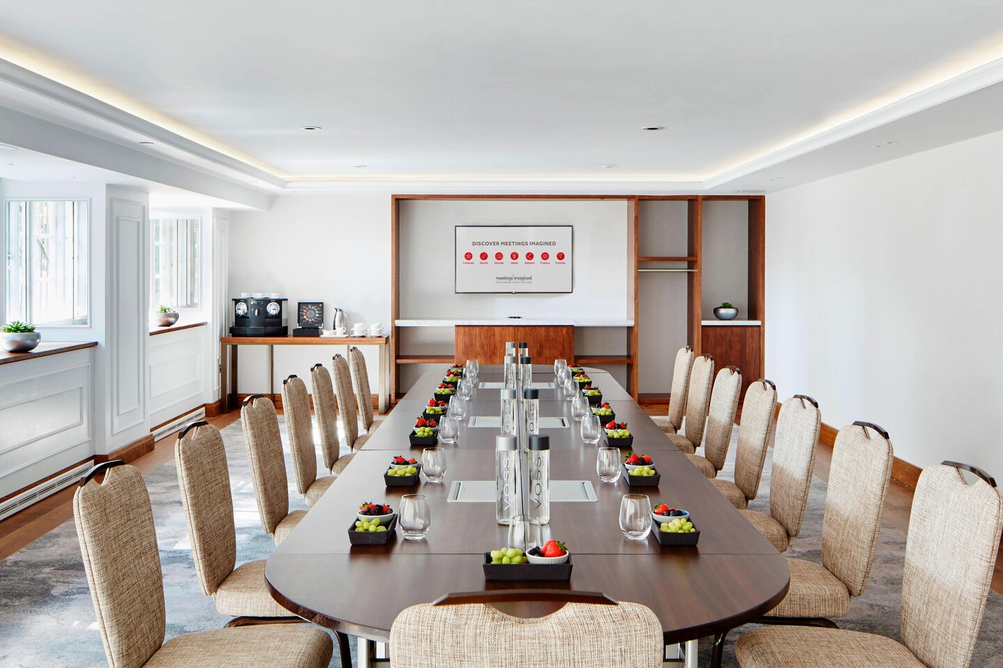 Westminster Ballroom at London Marriott: polished table, ideal for meetings and events.
