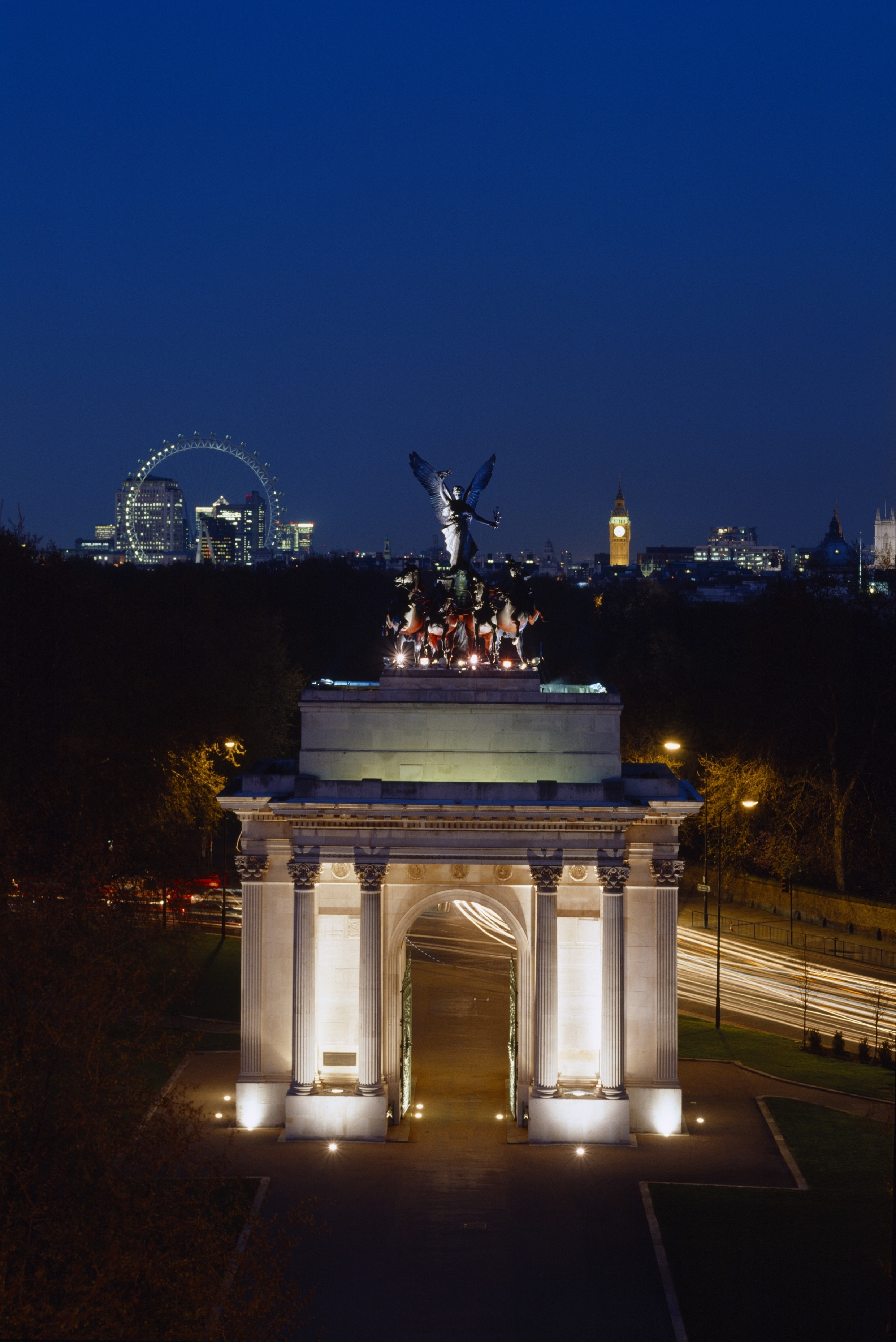 "Nighttime view of Wellington Arch with iconic statue, perfect for gala dinners and events."