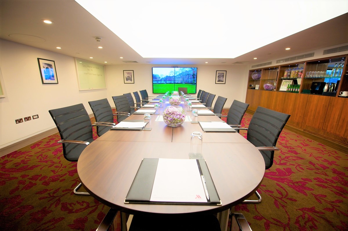 Mayfair Suite meeting room at London Marriott, featuring a round table and elegant decor.