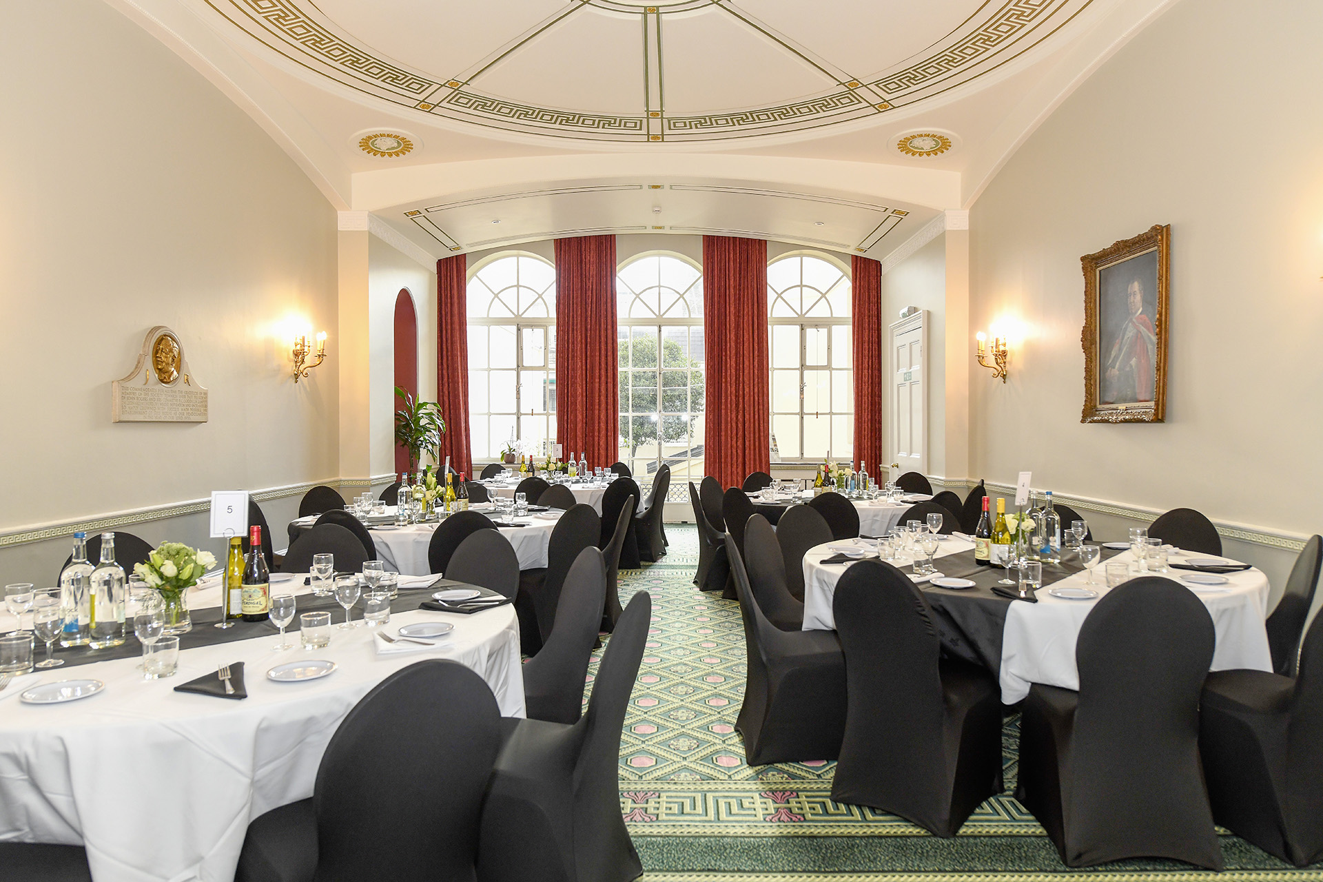 Elegant dining room in SCI Belgravia, ideal for corporate events and private gatherings.