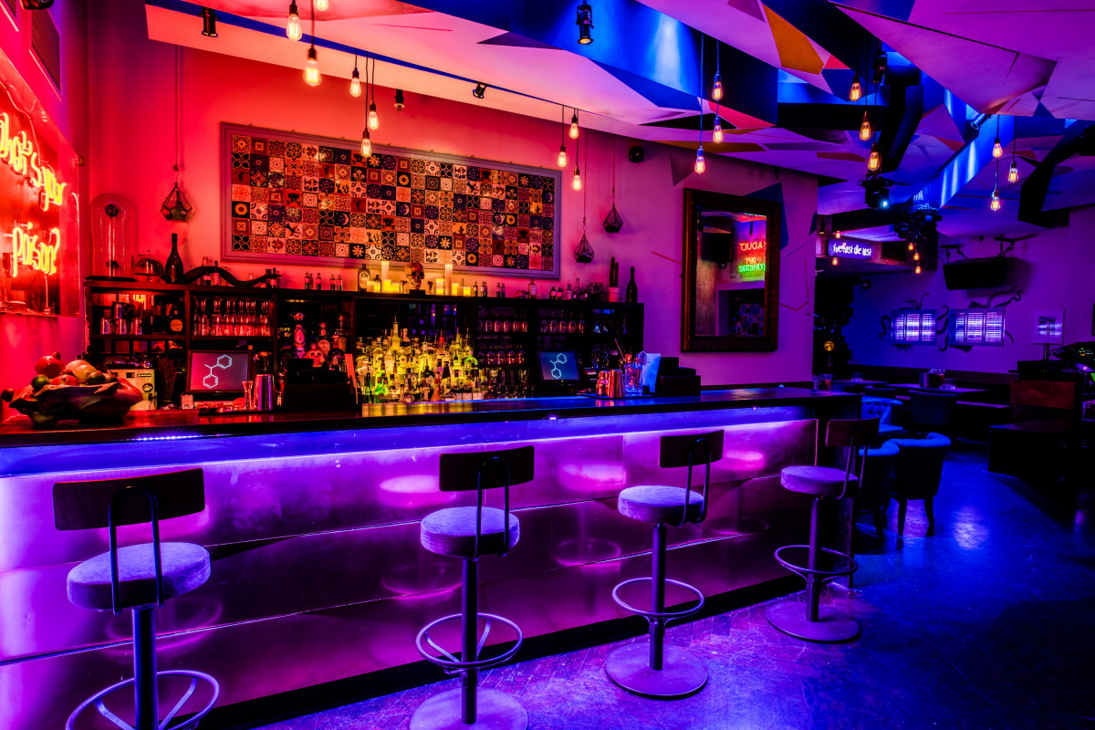 Vibrant bar at Chinawhite, perfect for networking events and cocktail receptions.