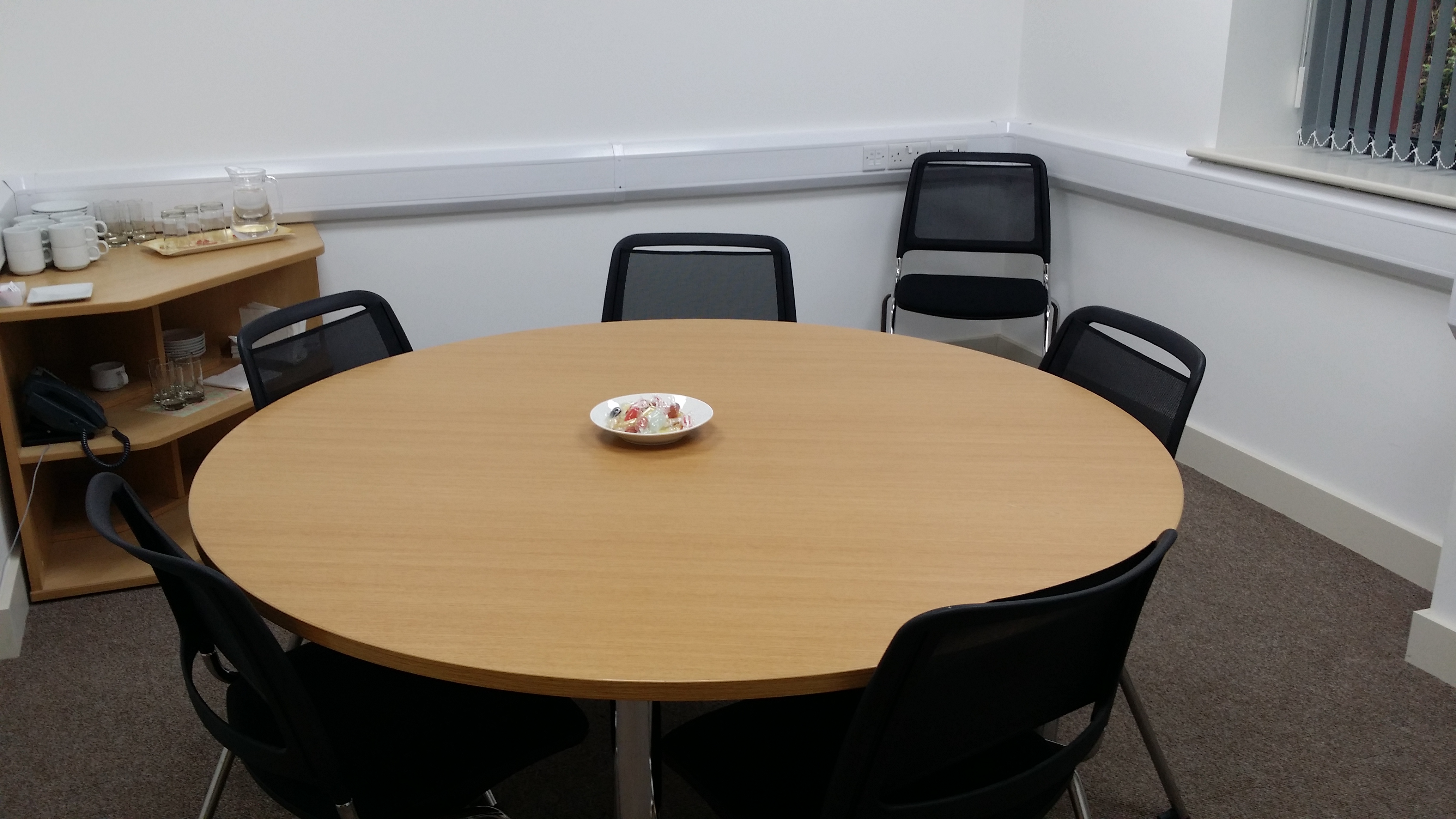 Meeting room in Bowman House with round table, ideal for intimate meetings and brainstorming.