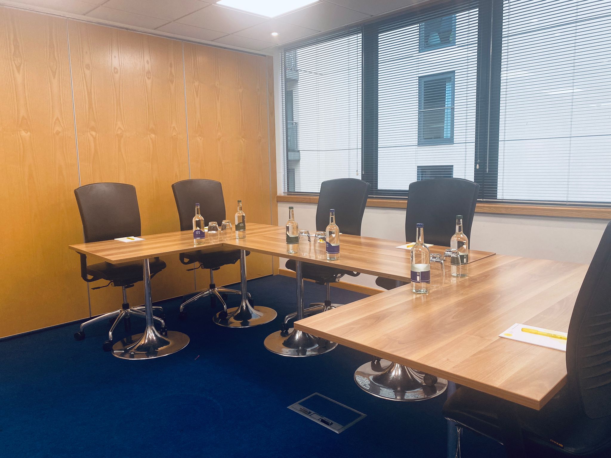 Modern meeting room with ergonomic chairs, ideal for productive brainstorming sessions.