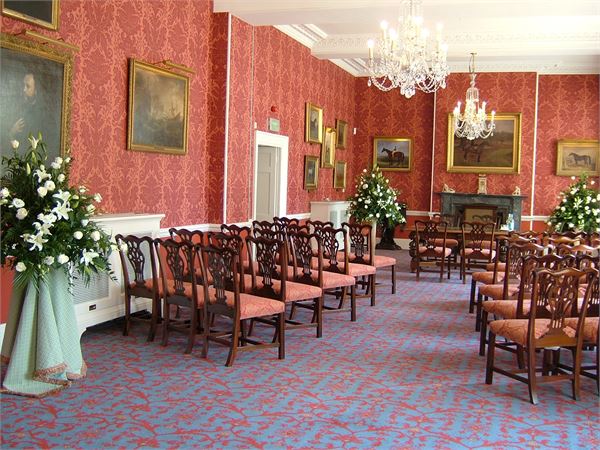 Elegant meeting room in Weston Park, perfect for intimate gatherings and presentations.