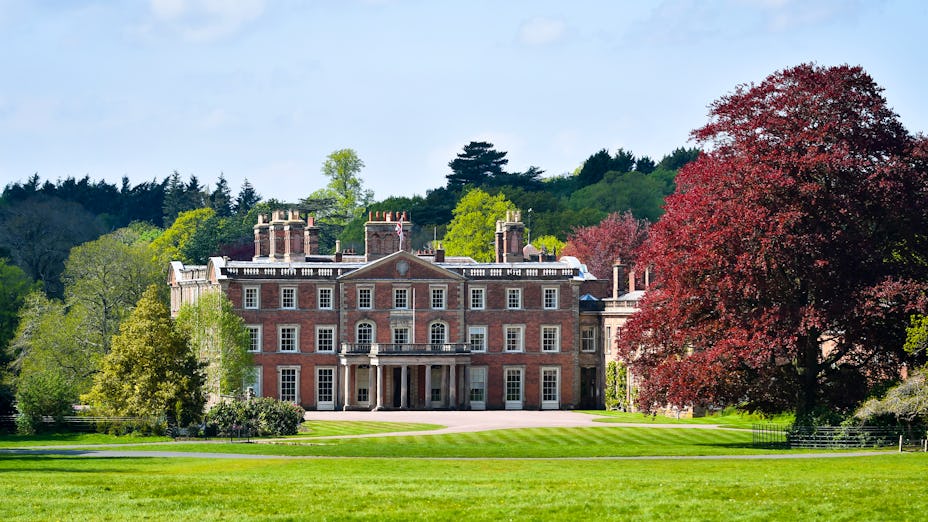 Historic mansion in lush greenery, ideal for upscale weddings and corporate events.