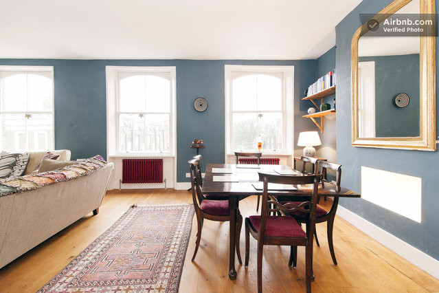 Cozy meeting space in Will's Studio, perfect for gatherings and brainstorming sessions.