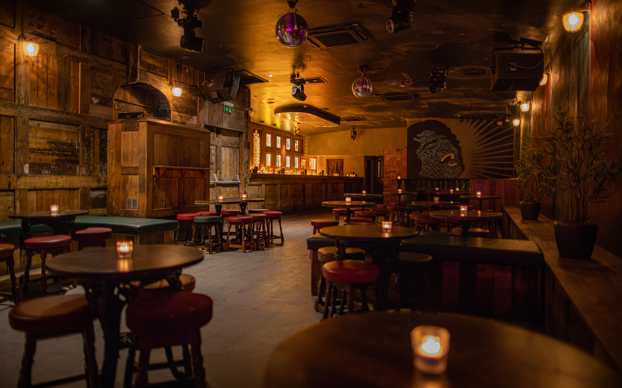 The Clubroom  - 04n1qu3n3gr.jpg