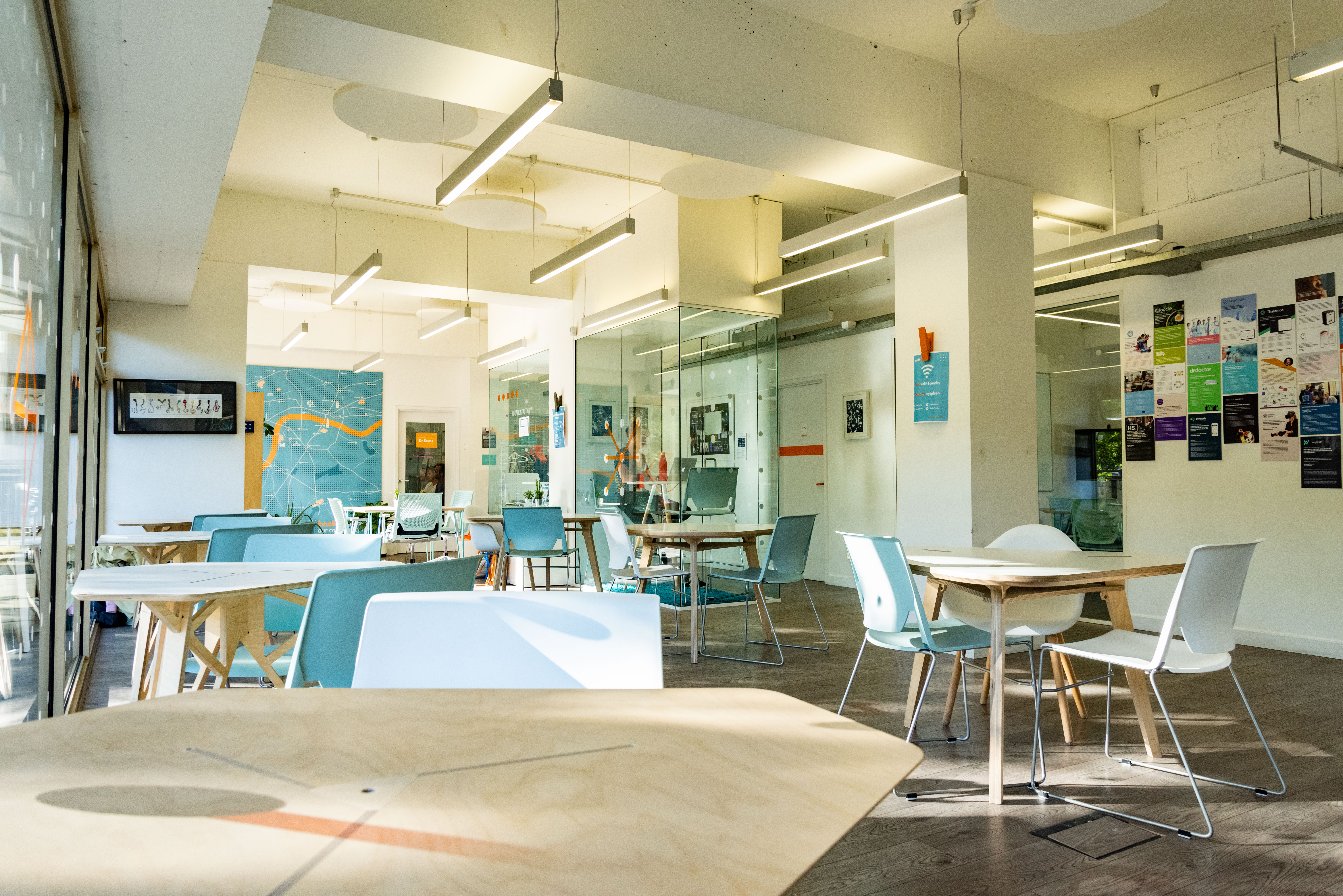 Modern meeting space with natural light, perfect for workshops and brainstorming sessions.