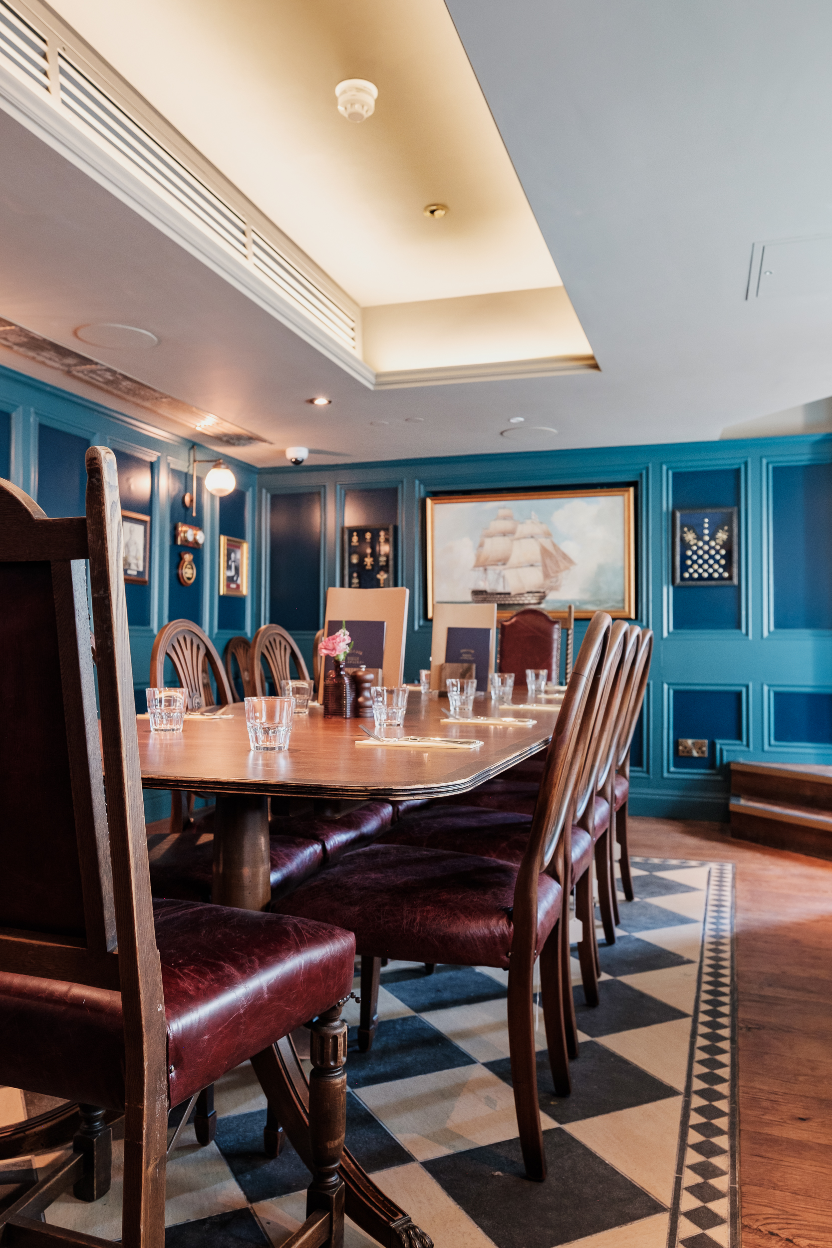 Elegant meeting room with wooden table, ideal for corporate events and gatherings.