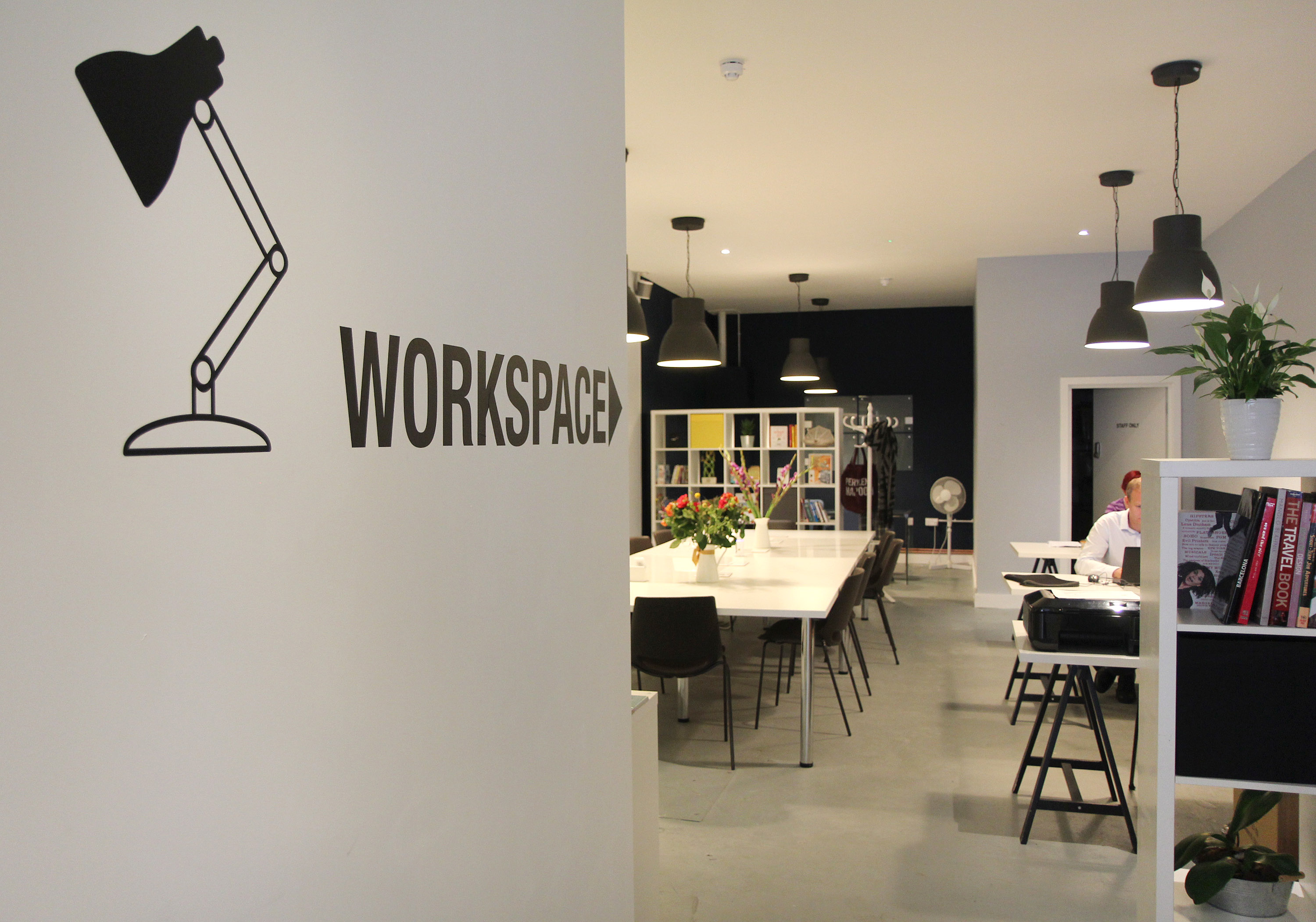 Modern workspace in CAYA for events, featuring bright lighting and collaborative setup.