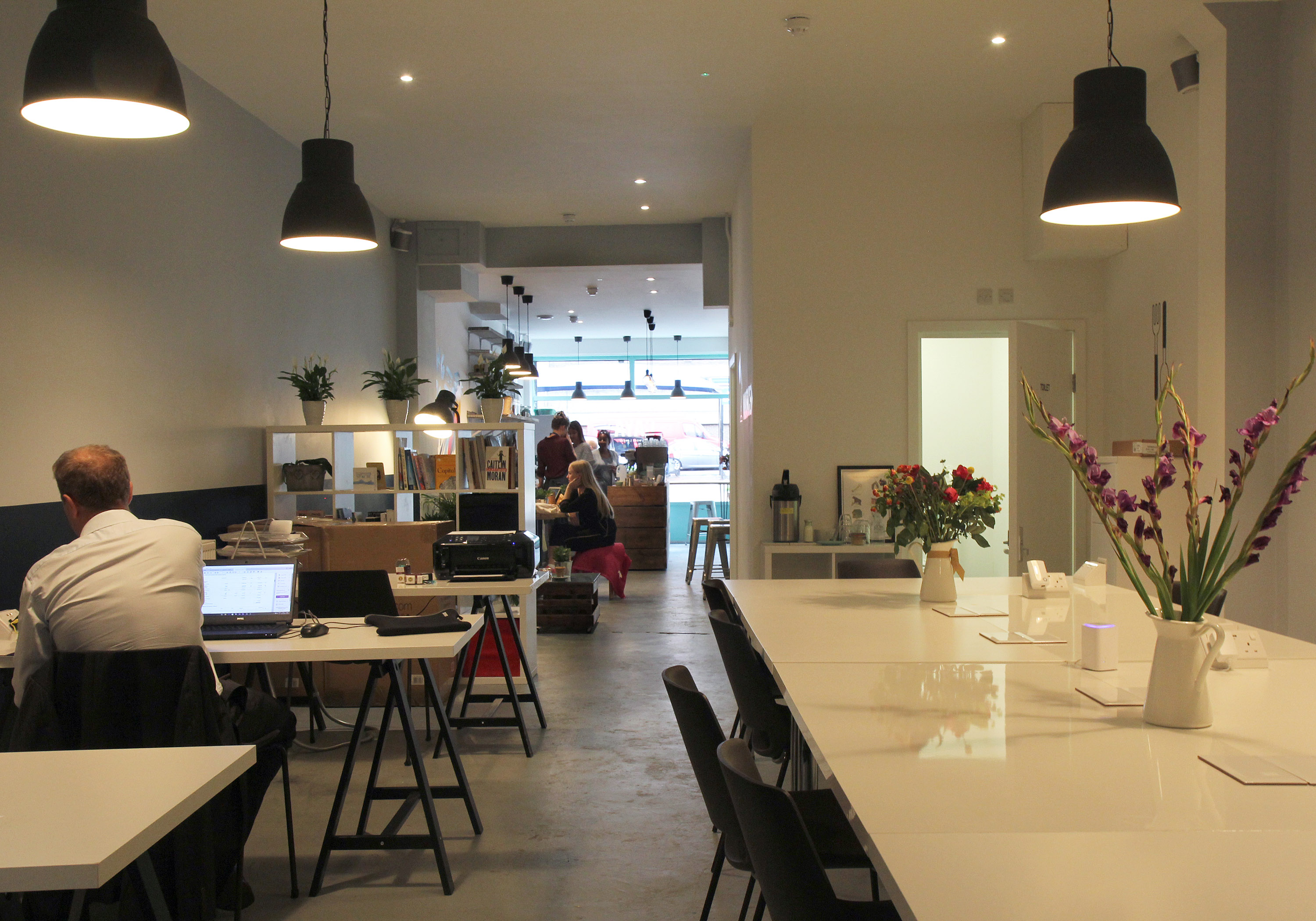 CAYA Evening workspace with natural light, ideal for meetings and collaborative events.